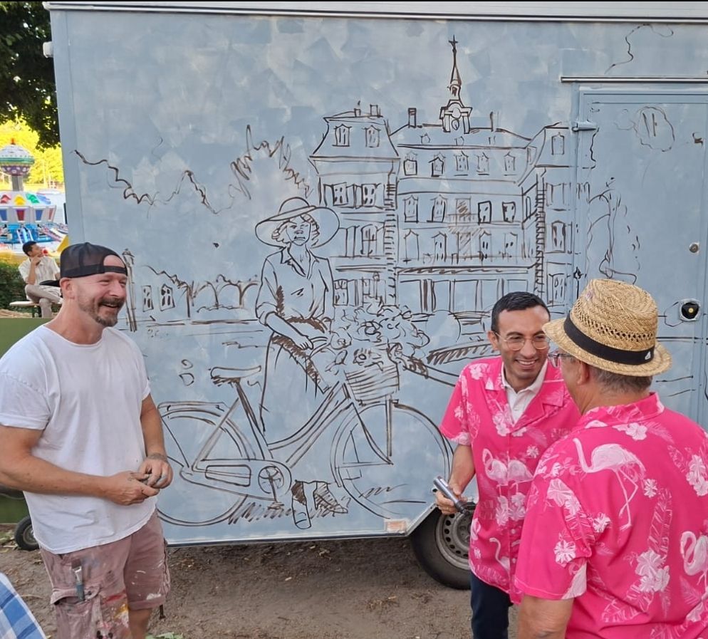 Frankfurter Kuenstler Drew Camell Oberbruergermeister der Stadt Frankfurt am Main Mike Josef und Claus Cromm vor einem Kunstwerk des Frankfurter Kuenstlers und Malers Drew Camell