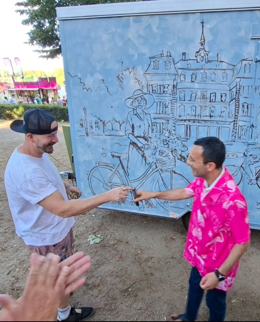Kuenstler fuer Malerei und Wandkunst Drew Camell reicht Oberbuergermeister Mike Josef einen Marker mit dem er auf einer Skizze von Drew Camell unterschreibt