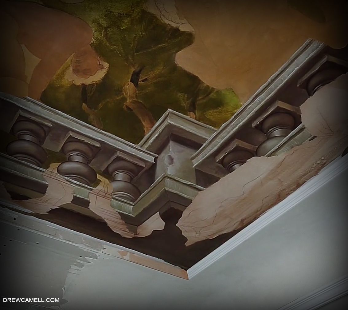 Luxuriöses Deckengemälde im Barock Stil als Kunstwerk im Interieur Design Bereich eines Cafés