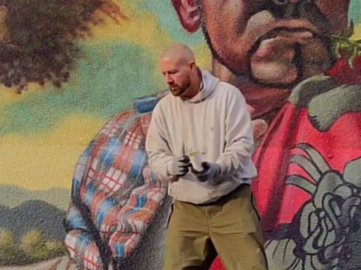 Der Frankfurter Kuenstler Drew Camell malt nicht nur atemberaubende Gemaelde auf Leinwand in seinem Atelier in Frankfurt Hoechst, sonder schafft ebenso grossformatkunstwerke an Waenden und Fassaden, welche die Leute stets beeindrucken.