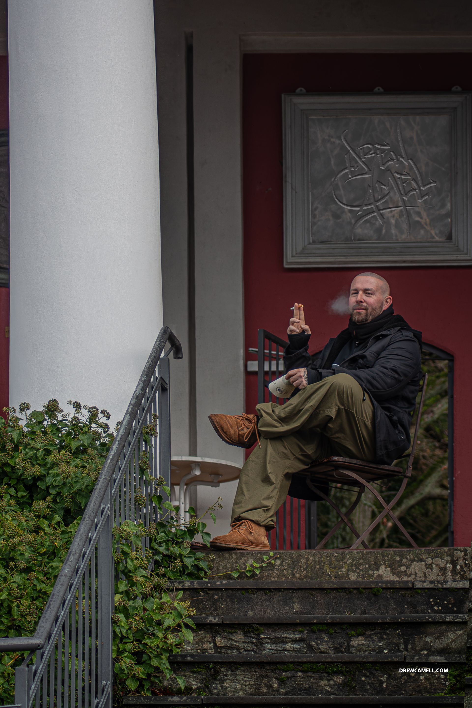 Kuenstler Drew Camell raucht eine Zigarette und denkt über seine Kunstprojekte und seine Bildserie in Frankfurt am Main nach.