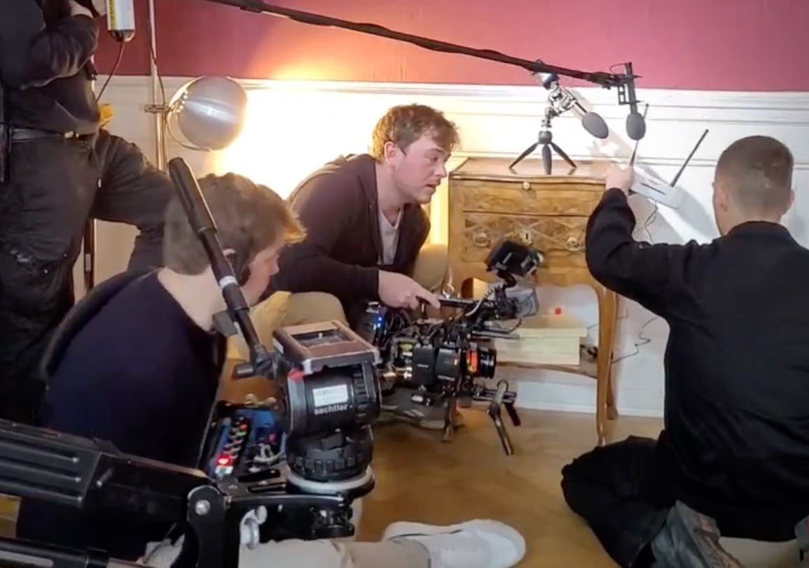 Kunstwerke von Drew Camell am Set für Filmproduktion