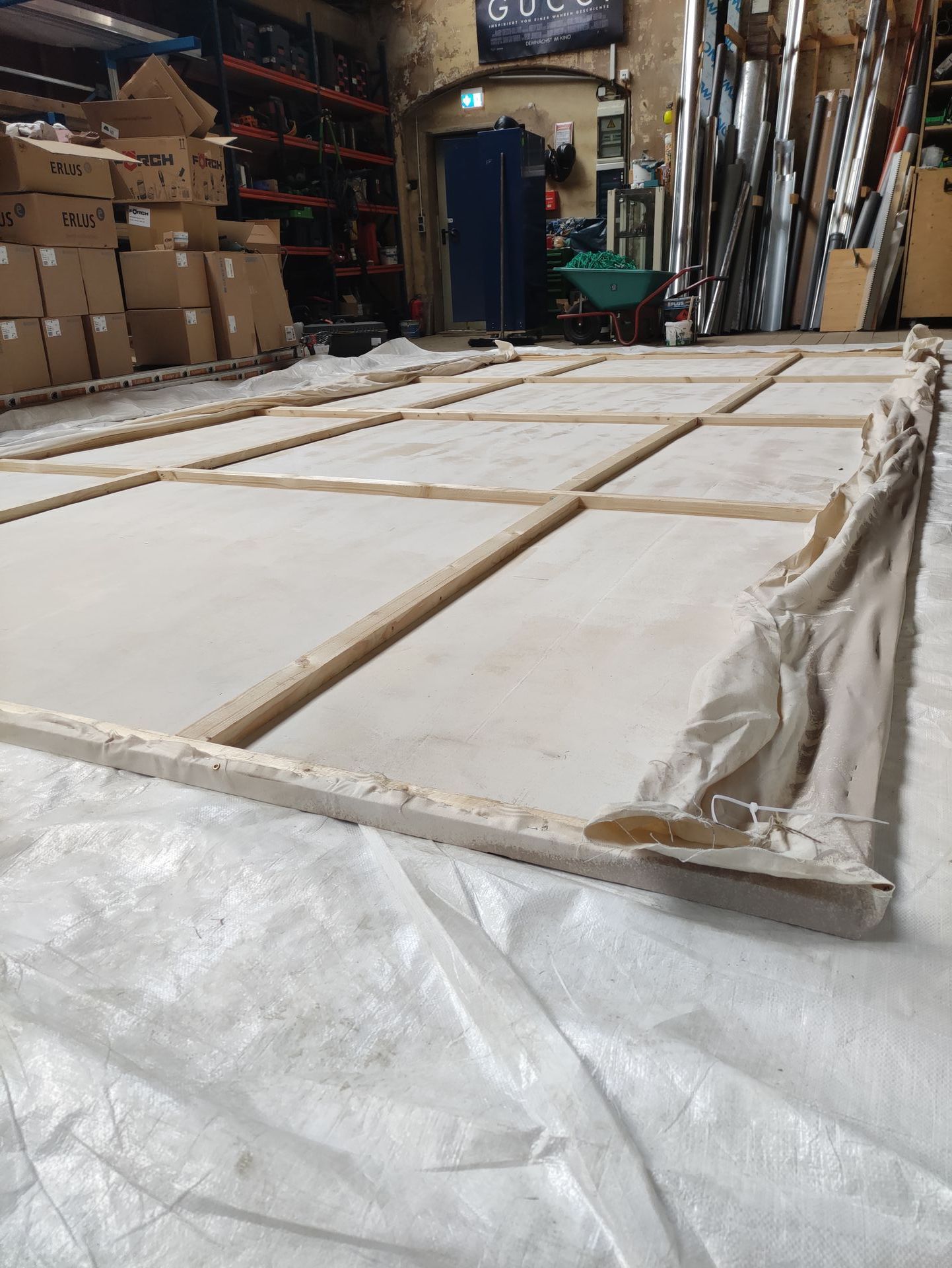 Riesige Leinwand für Großformatgemälde in der Vorbereitung