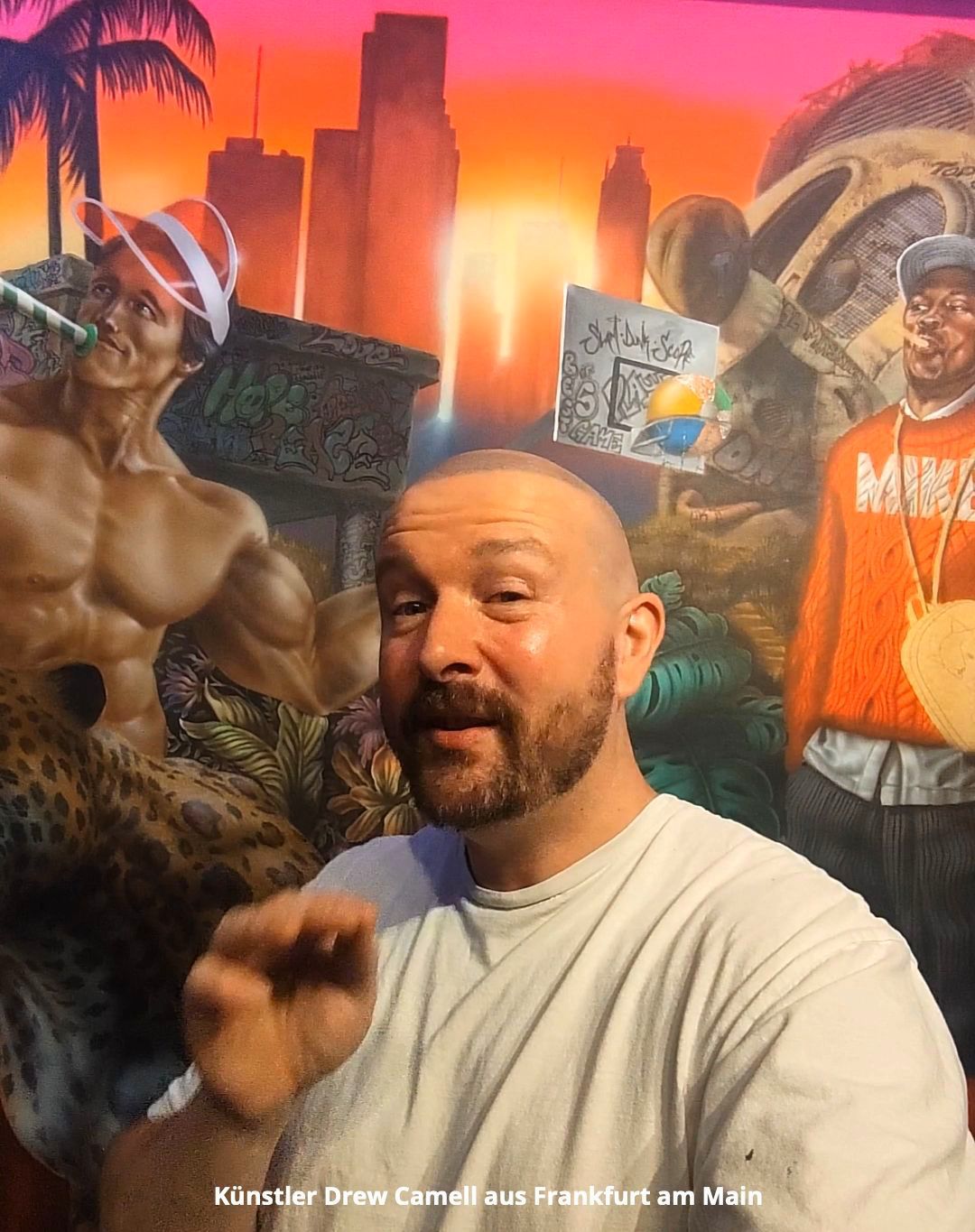 Der Kuenstler Drew Camell vor einem Fotorealistischen und modernen Gemaelde. Seine aussergewoehnlichen, aufwendige und detaillierten Malstile sind ganz besondere Hingucker in der Kunstwelt.
Der Künstler Drew Camell ist nicht nur für seine aufwendigen Wandmalerei, Graffiti Kunstwerke und Auftragskunst bekannt, sondern auch für Deckengemaelde in Frankfurt am Main, sowie eben die unglaublich schönen Arbeiten und Kunstprojekte auf Leinwand.