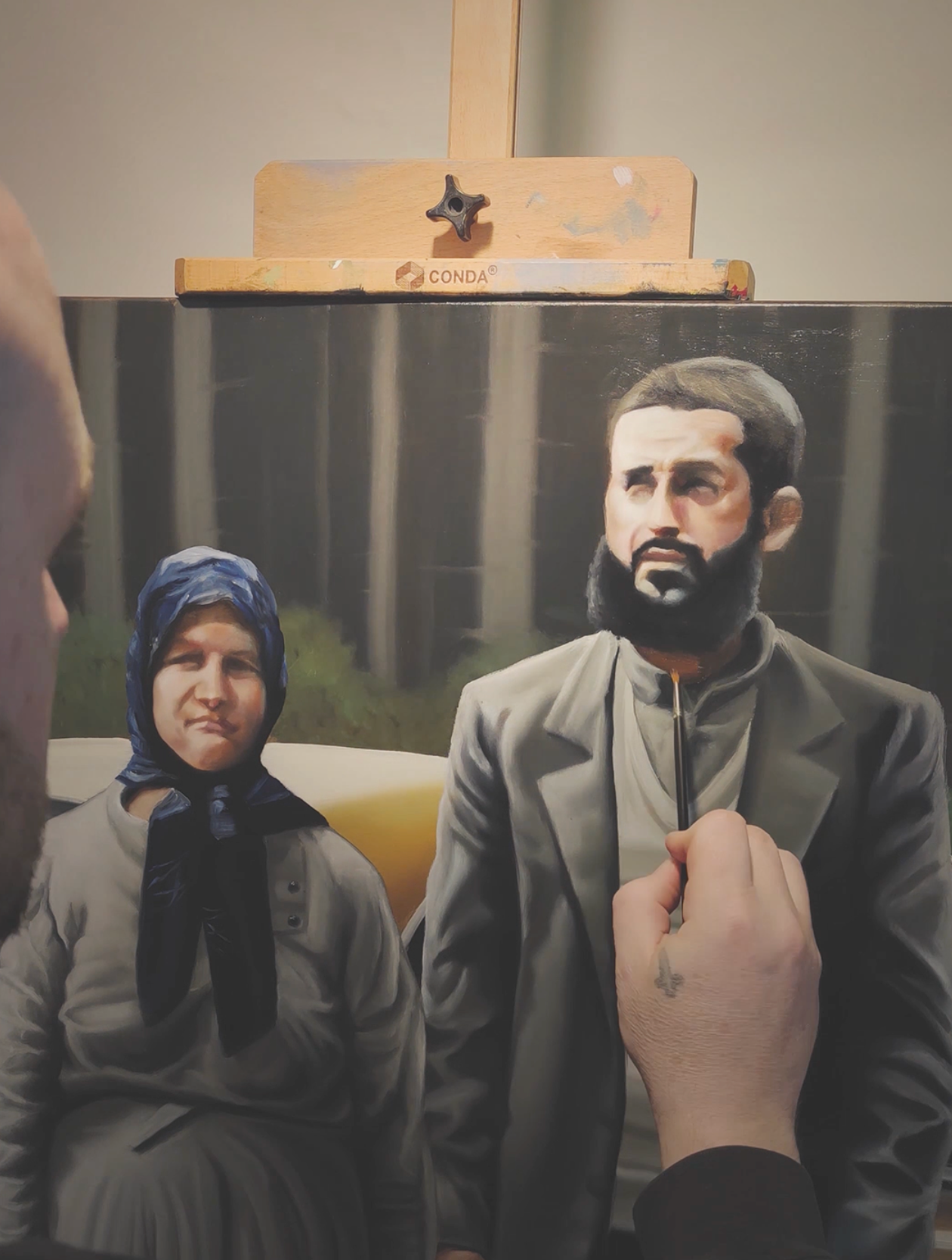 Der Frankfurter Kuenstler Drew Camell malt an einem Aufgragsgemaelde für Kunden in Dubai. Das Oelgemaelde wurde von Arife Woehrle in Auftrag gegeben. Nach Fotovorlage hat der Kuenstler dieses Doppelt Portrait in seinem Atelier Frankfurt gemalt. Finale Schritte der Malerei.