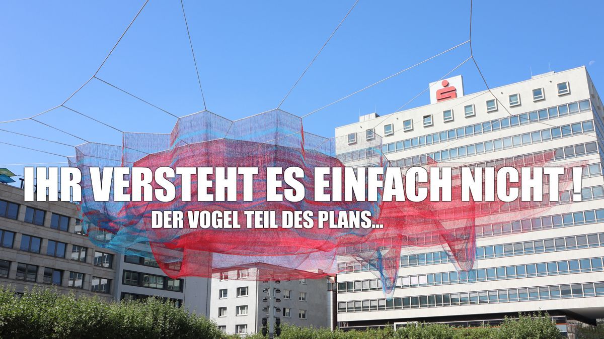Vogel verfangen in Netzskulptur Janet Echelman Kunstwerk Konstablerwache Frankfurt