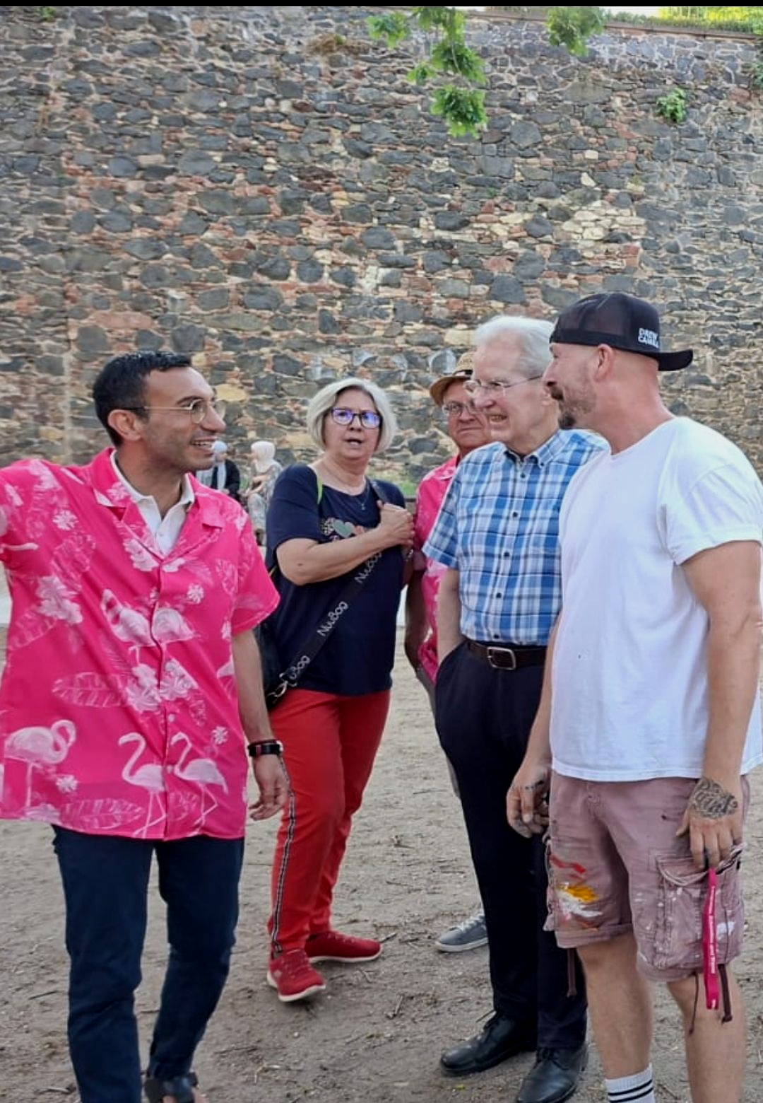 Oberbuergermeister Mike Josef besucht den Frankfurter Kuenstler Drew Camell bei seinem Projekt und signiert das Kunstwerk.