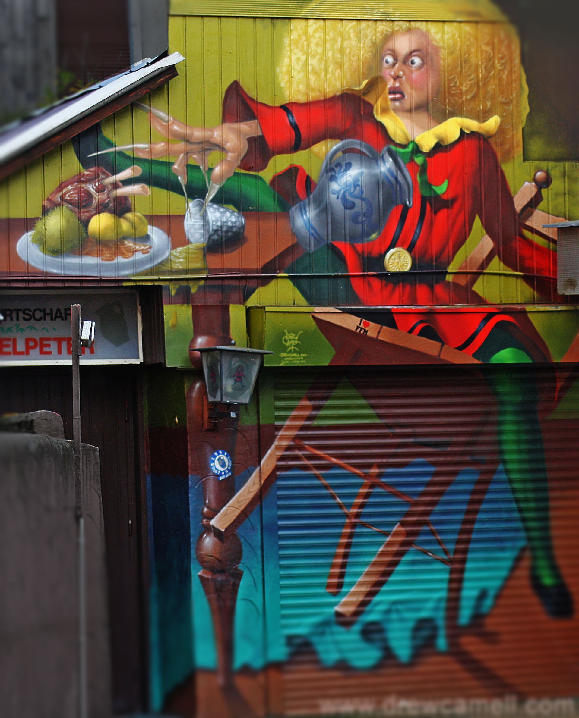 Struwwelpeter Graffiti von Drew Camell Struwwelpeter Graffiti in Frankfurt Sachsenhausen an der Apfelweinwirtschaft Struwwelpeter. Kuenstler Drew Camell aus Frankfurt am Main