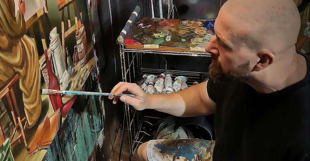 „Der zeitgenössische Künstler Drew Camell bei der Arbeit in seinem Atelier. Detailreiche Malerei auf