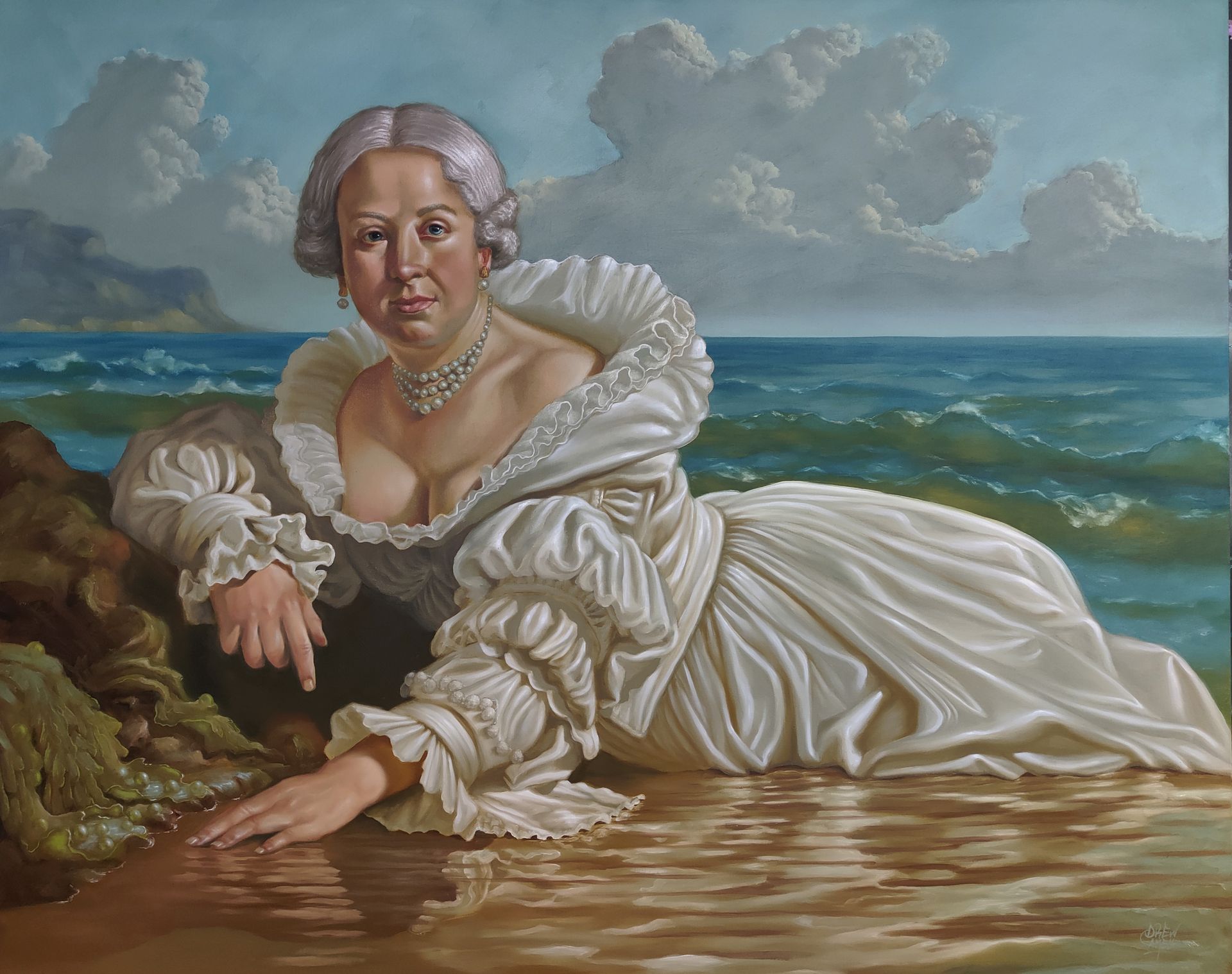 Ölgemälde 'The Shell' von Drew Camell. Figurative Malerei im Stil des zeitgenössischen Realismus, die eine Frau in barockem weißem Rüschenkleid an einer rauen Felsküste zeigt. Ein anachronistischer Kontrast zwischen historischer Opulenz und Naturgewalt mit dramatischer Lichtstimmung.