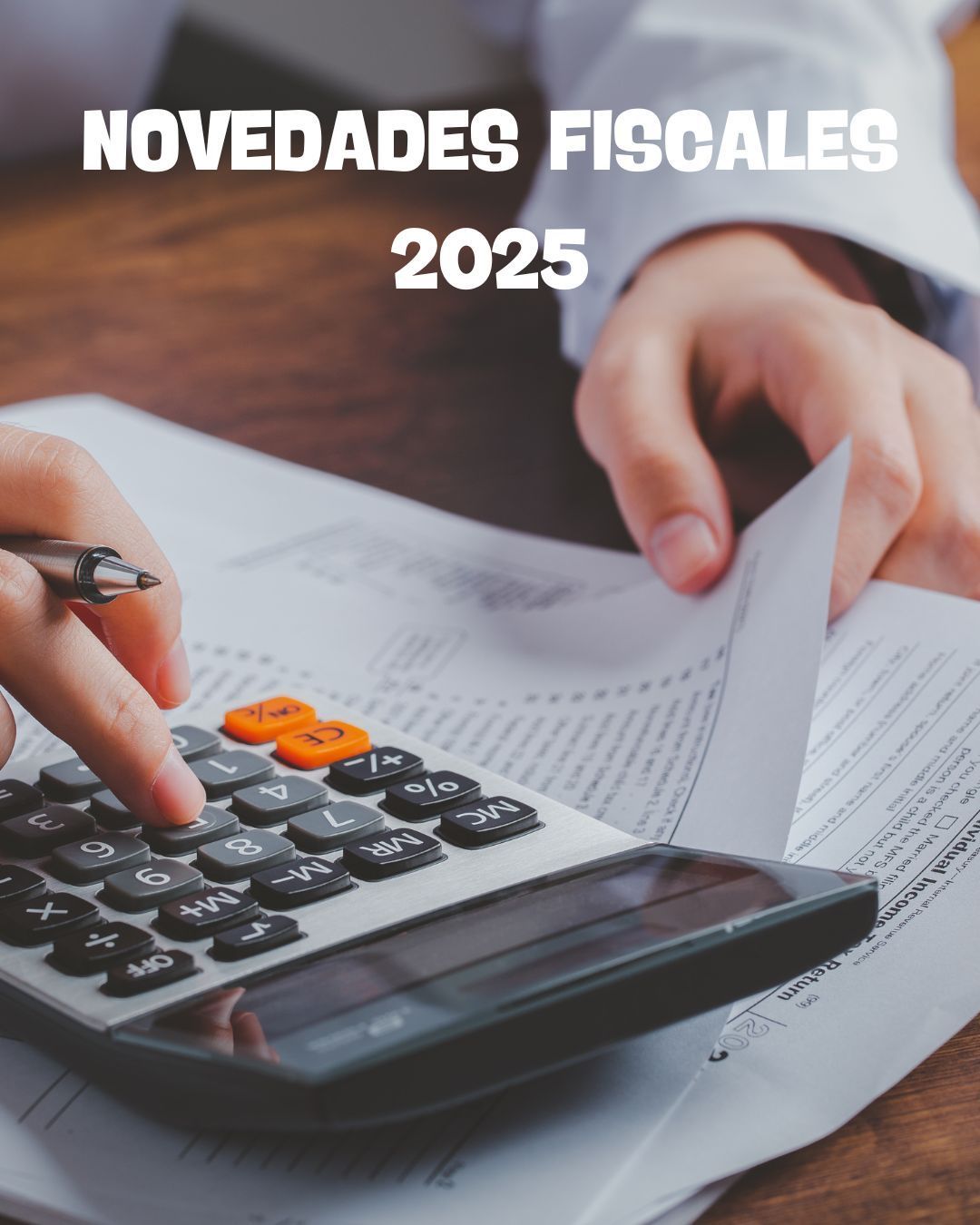 Novedades fiscales 2025, de fondo una persona con documentos y una calculadora