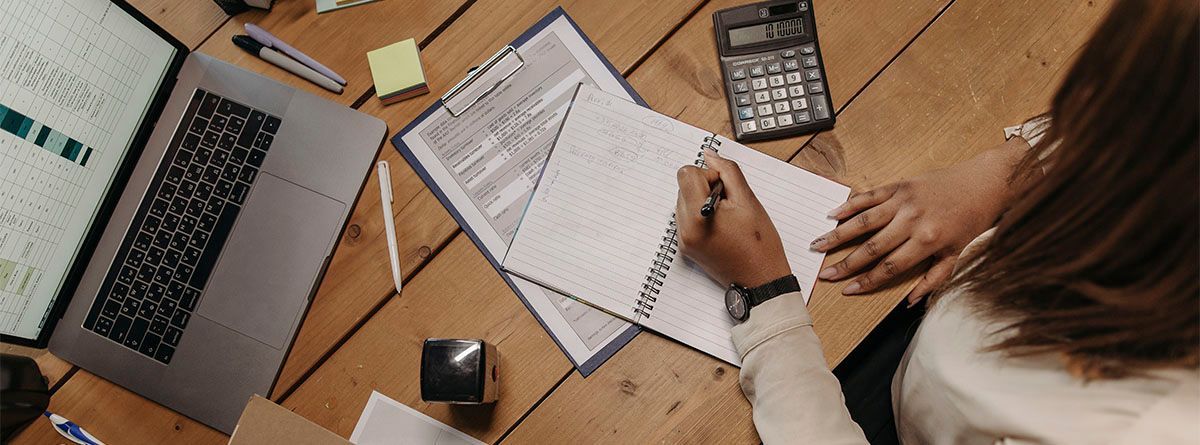 Ilustración de asesor fiscal revisando balances y normativas del IS 2024 en una oficina