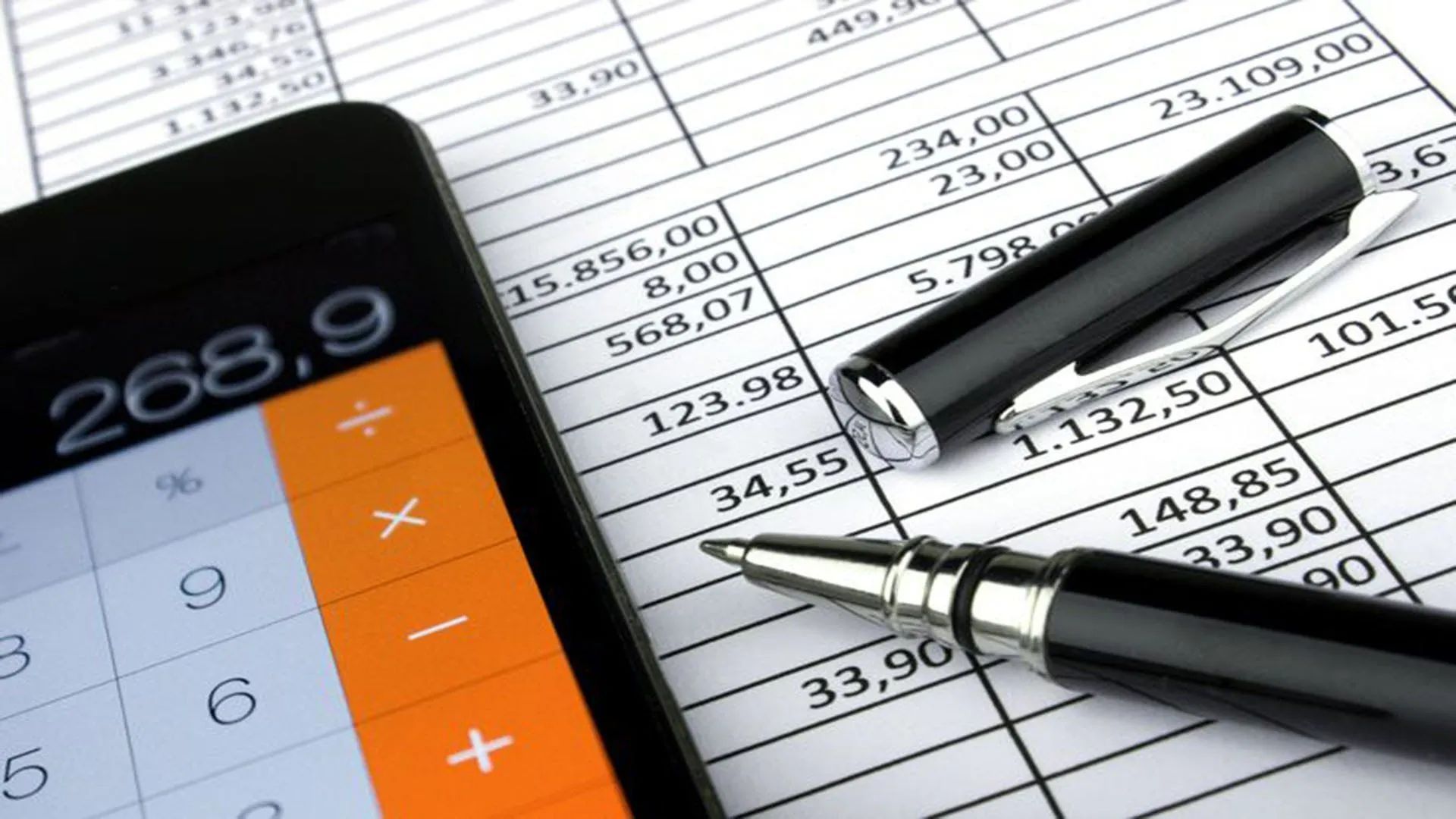 Planificación fiscal, calculadora y documentos matematicos