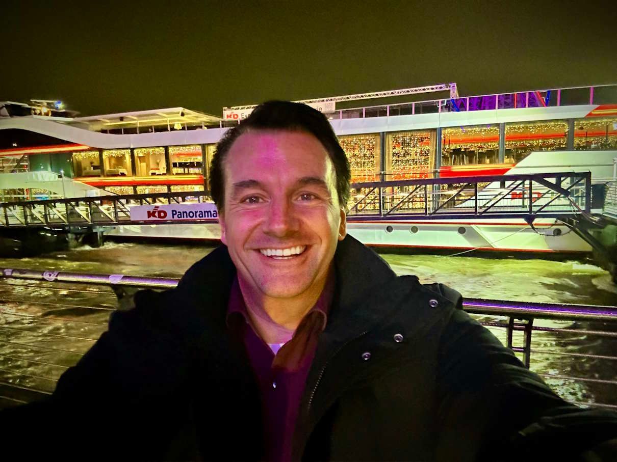 Keyboarder Karl im Winter 2023 - Gebucht wurde er von der KD für das Schiff Rhein Galaxie in Düsseldorf. Als Live Musiker und DJ. Keyboarder Karl im Winter 2023 - Gebucht wurde er von der KD für das Schiff Rhein Galaxie in Düsseldorf. Als Live Musiker und DJ.