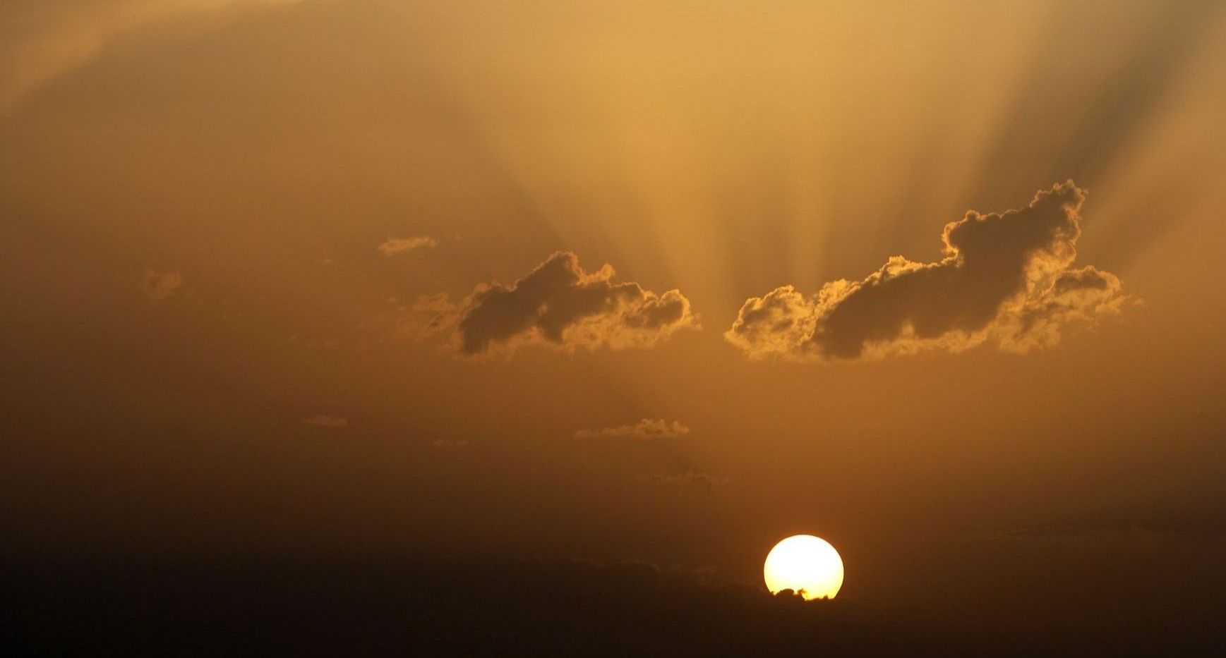 Die Sonne geht golden am Horizont unter. Die Sonne geht golden am Horizont unter.