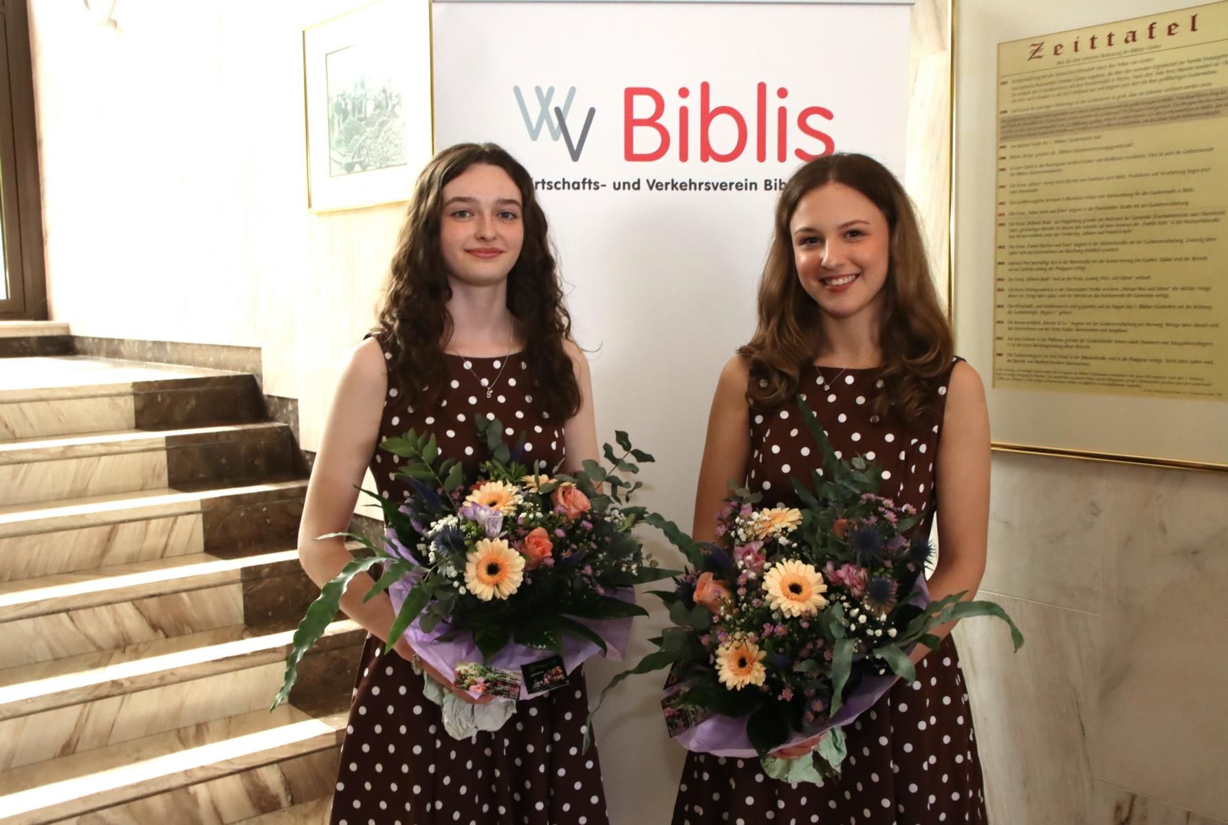 Leonie Marie Kipfstuhl (rechts) wird die zukünftige Gurkenkönigin sein, ihre beste Freundin Melanie Rsika Nitsch