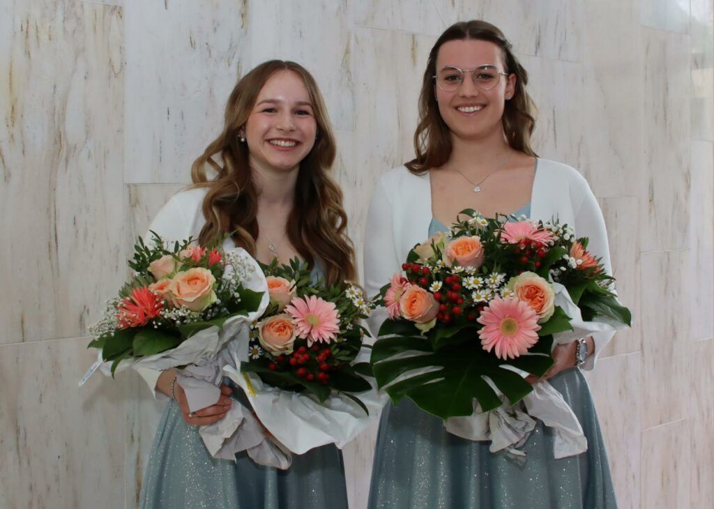 Leonie Marie Kipfstuhl (rechts) wird die zukünftige Gurkenkönigin sein, ihre beste Freundin Melanie Rsika Nitsch