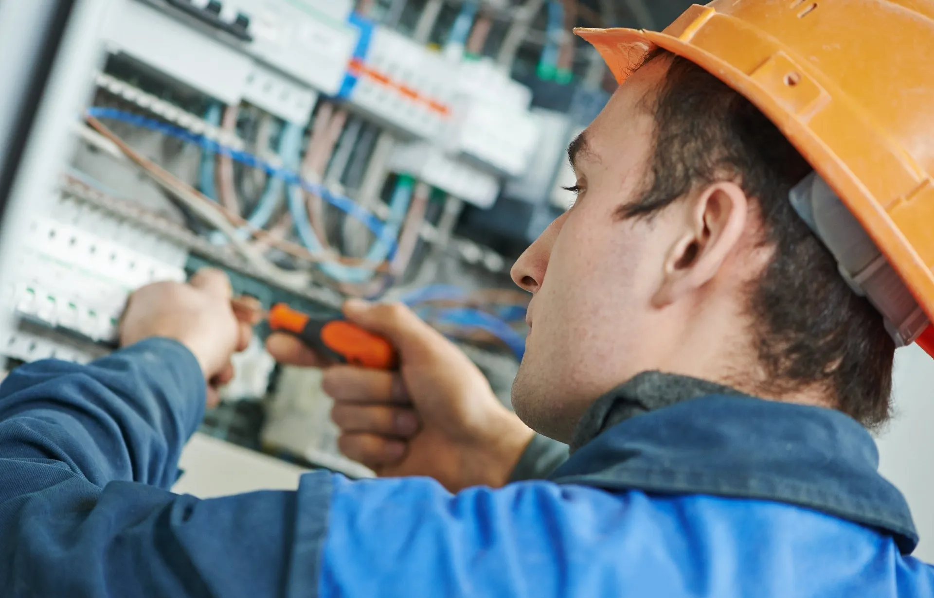 Netzanbindung für Wind- und PV-Anlagen Netzanbindung für Wind und PV Anlagen Marka Taler 49757 Vrees