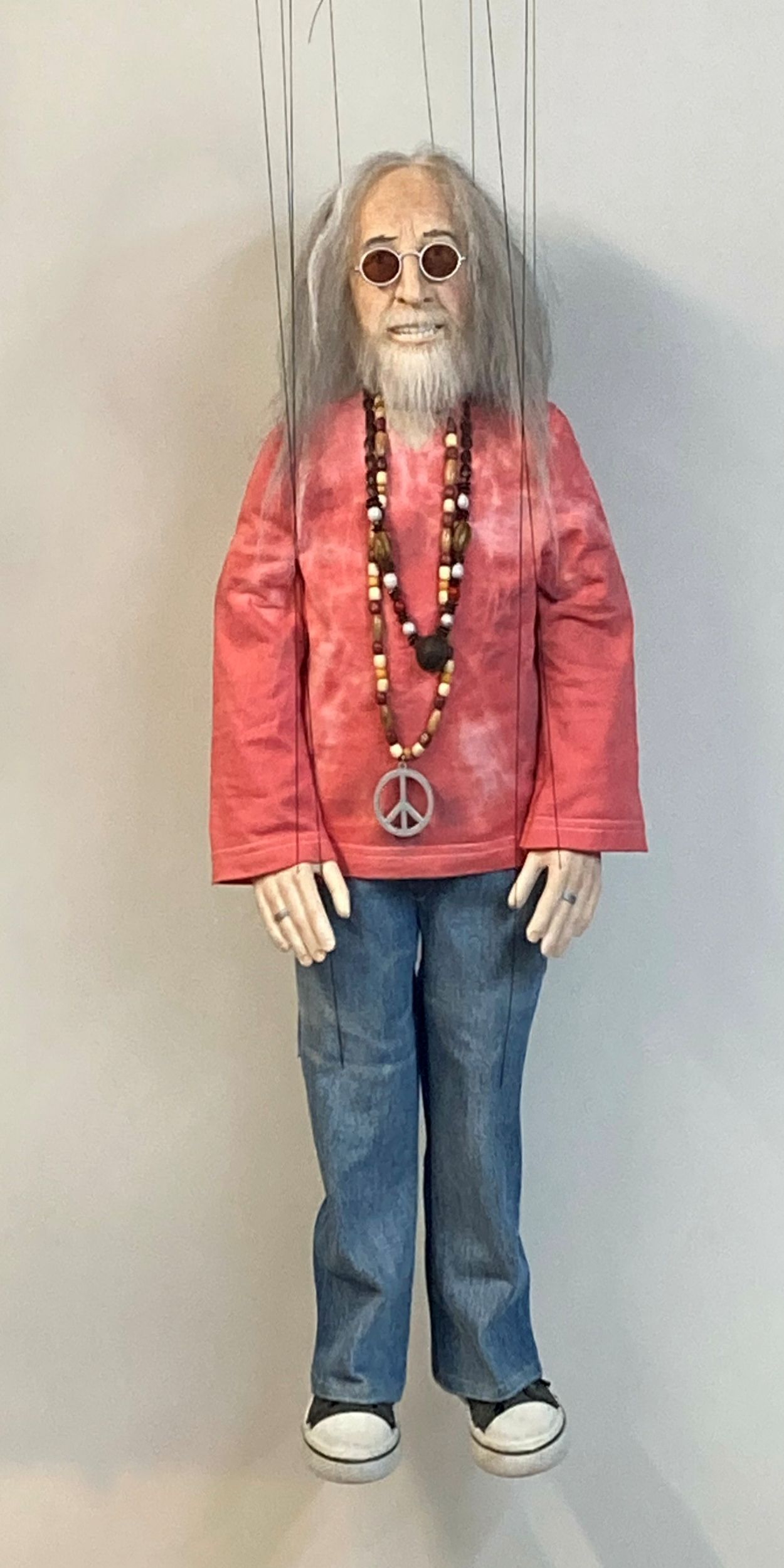 Marionette Hippie, Althippie, langhaariger Opa
Handgefertigte Marionette ca 75cm gross (ohne Kreuz und Fäden) und 2,0kg leicht
