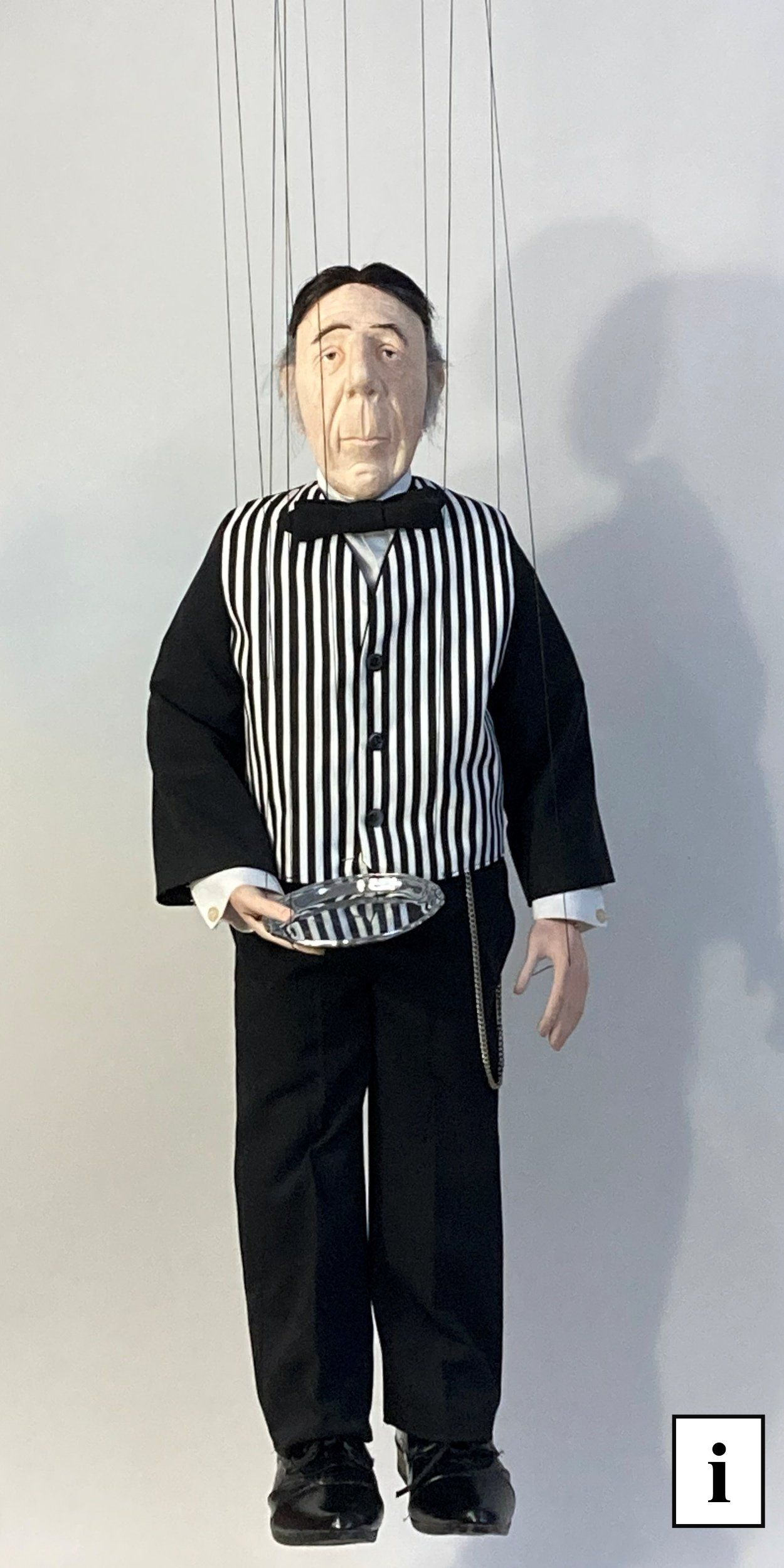 Marionette Butler, Diener
Handgefertigte Marionette ca 75cm gross (ohne Kreuz und Fäden) und 2,0kg leicht