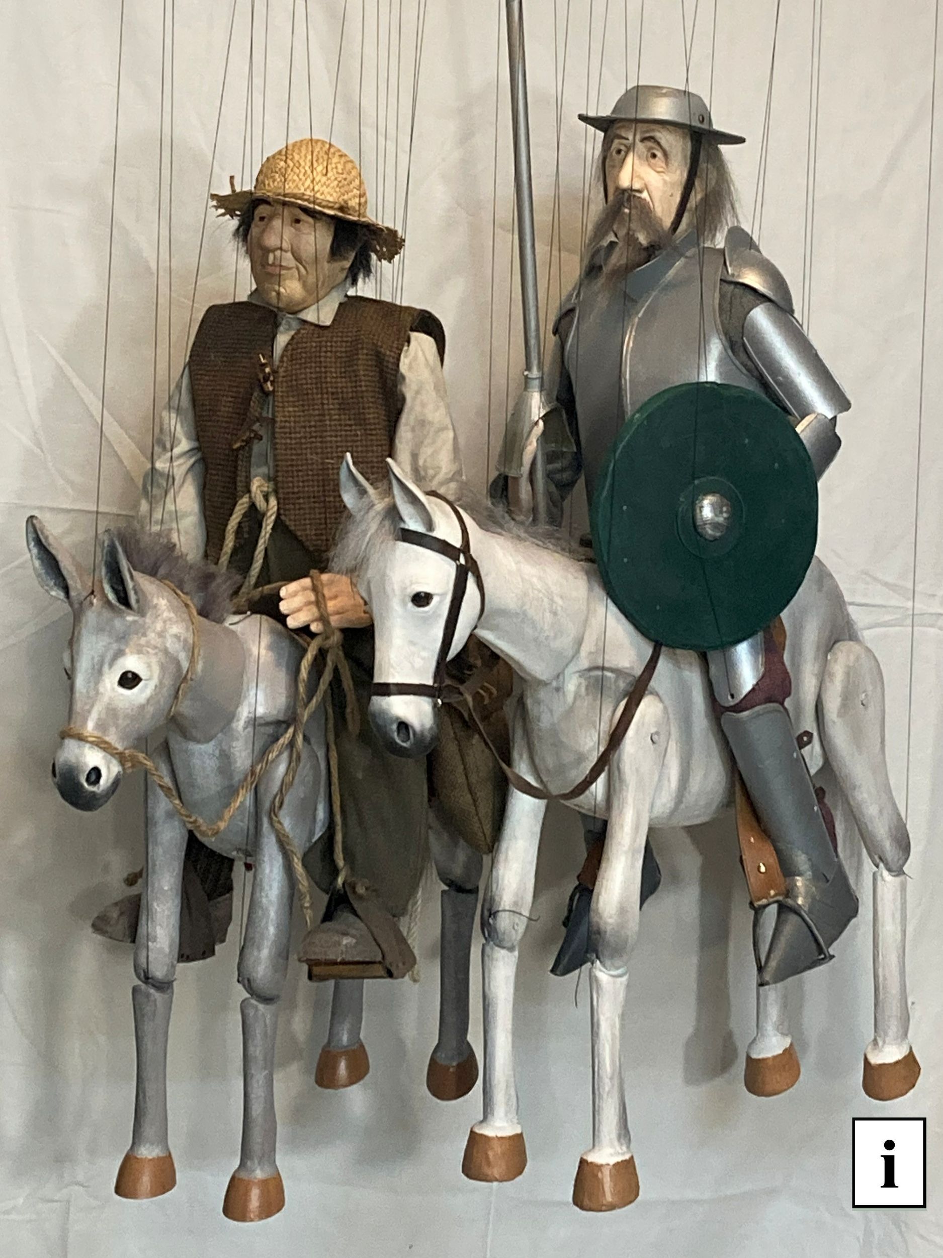 Don Quijote mit Sancho Pansa (vier Einzelmarionetten) Don Quijote, Don Quixote, Don Quichotte mit Rosinate seinem treuen Hengst 
und seinem Knappen 
Sancho Pansa mit seinem Esel Ruchio.