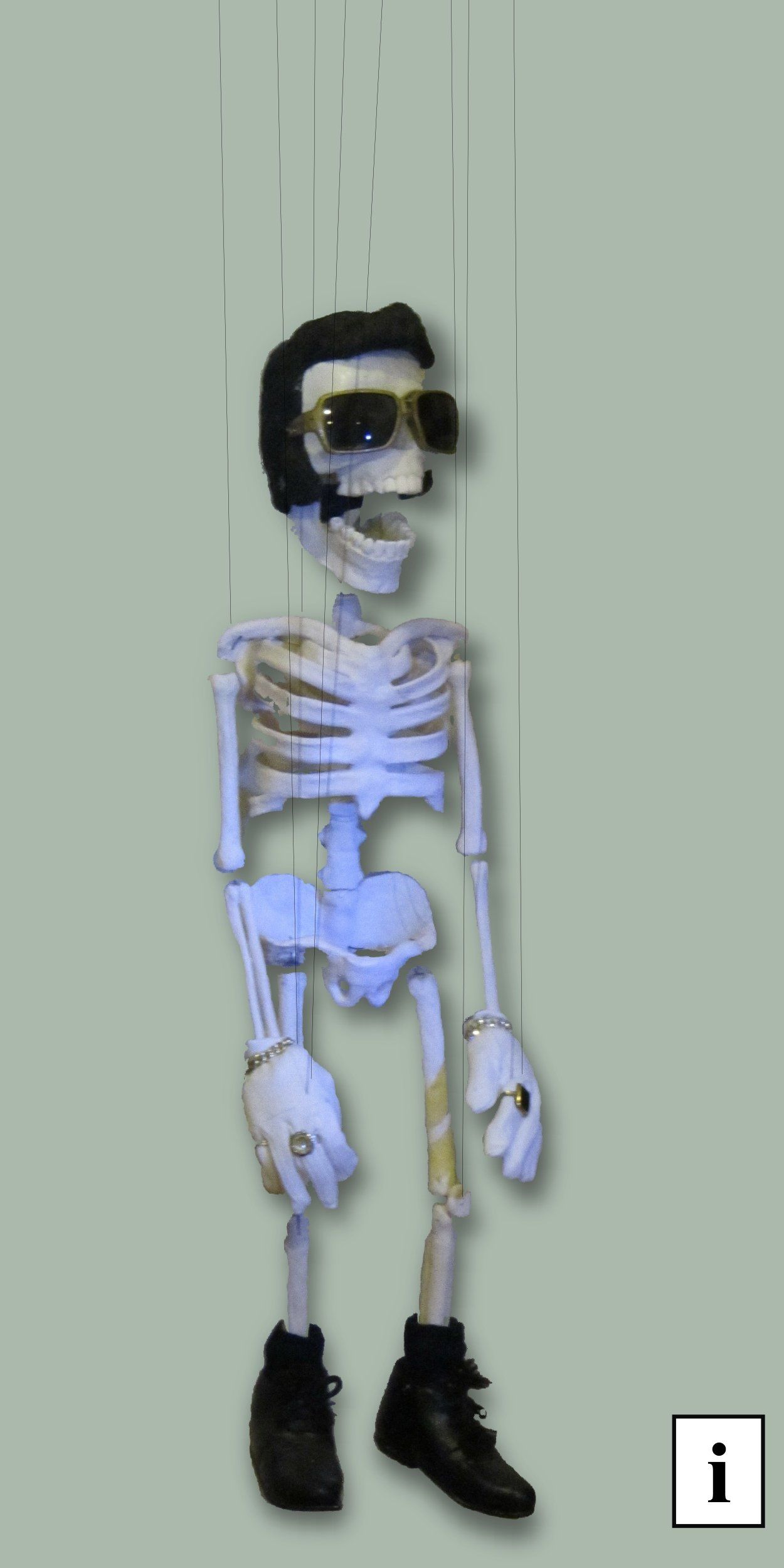 Marionette Elvis als Skelett
Handgefertigte Marionette ca 75cm gross (ohne Kreuz und Fäden) und 2,0kg leicht