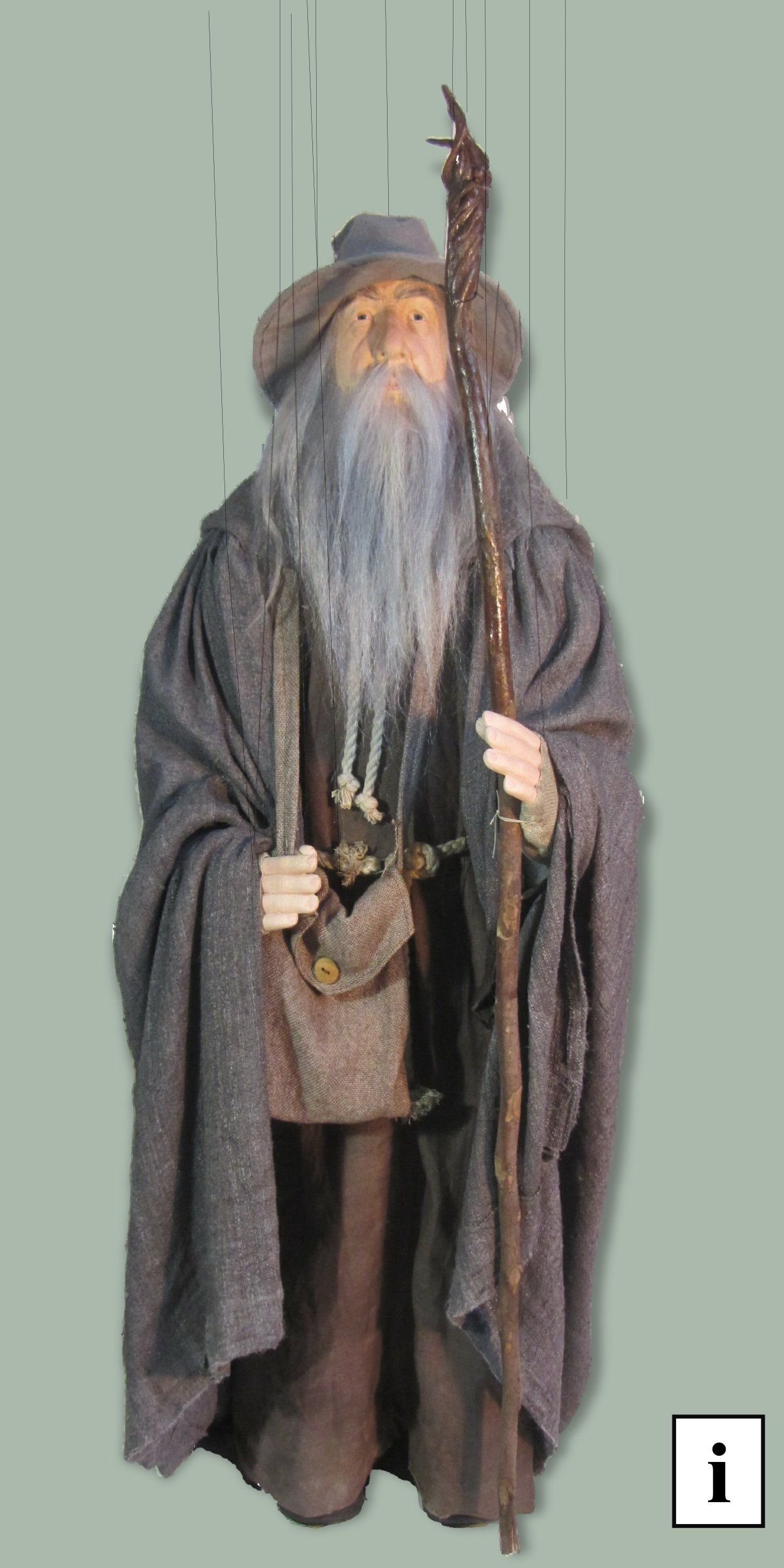 Marionette Gandalf
Handgefertigte Marionette ca 75cm gross (ohne Kreuz und Fäden) und 2,2kg leicht