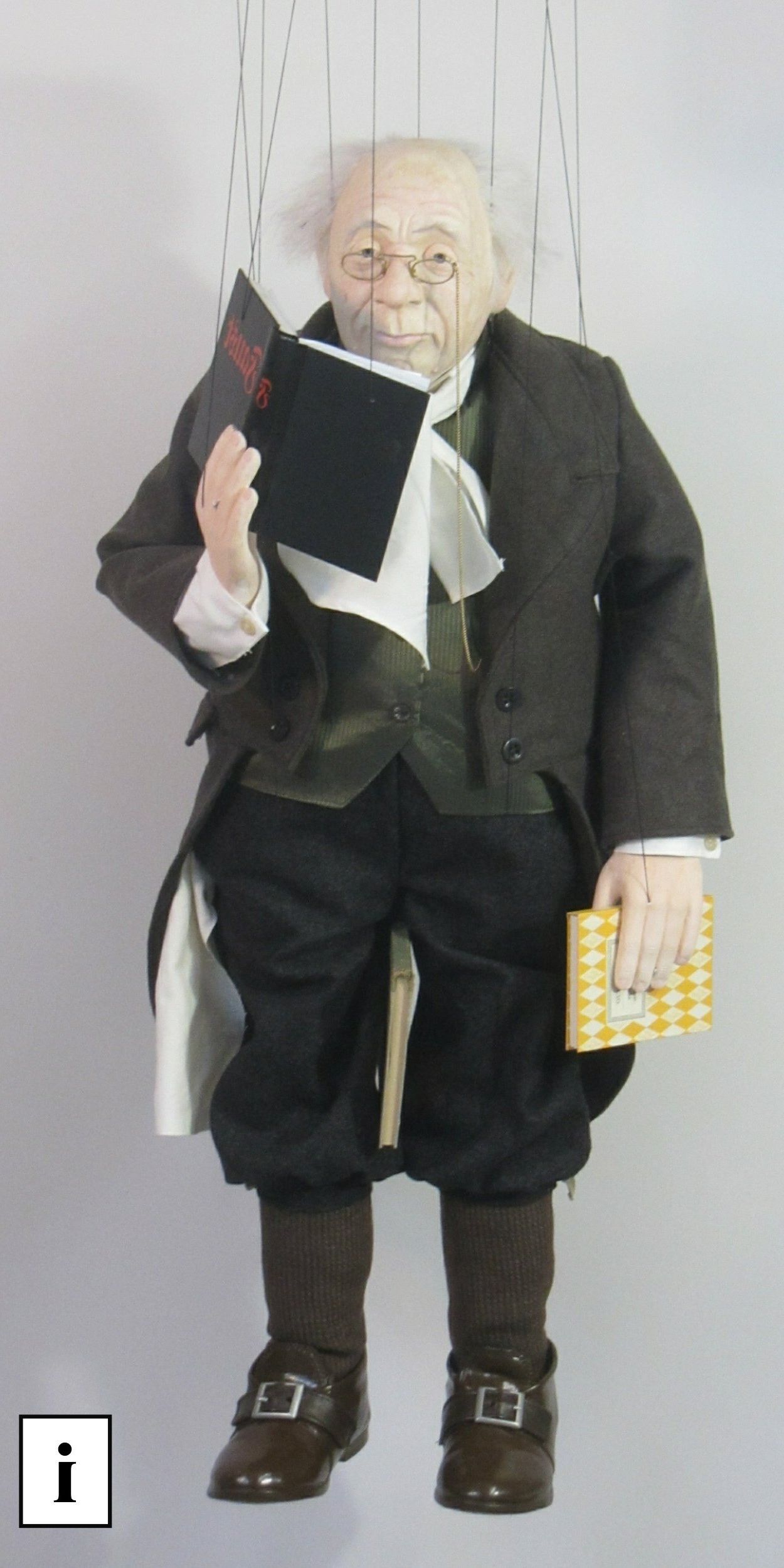 Literat ca. 75cm groß (ohne Fäden und Kreuz) und ca. 2kg schwer Literat, Bibliotekar, Bücherwurm. Frei nach Spitzweg
handgefertigte Marionette ca 75cm gross (ohne Kreuz und Fäden) und 2,2kg leicht