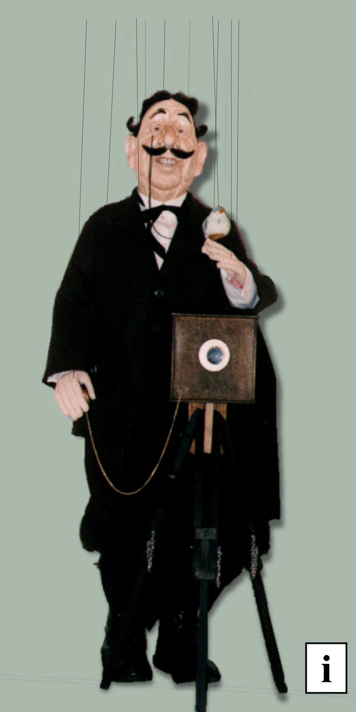arionette Photograph Fotograf mit Kamera
Handgefertigte Marionette ca 75cm gross (ohne Kreuz und Fäden) und 2,6kg leicht