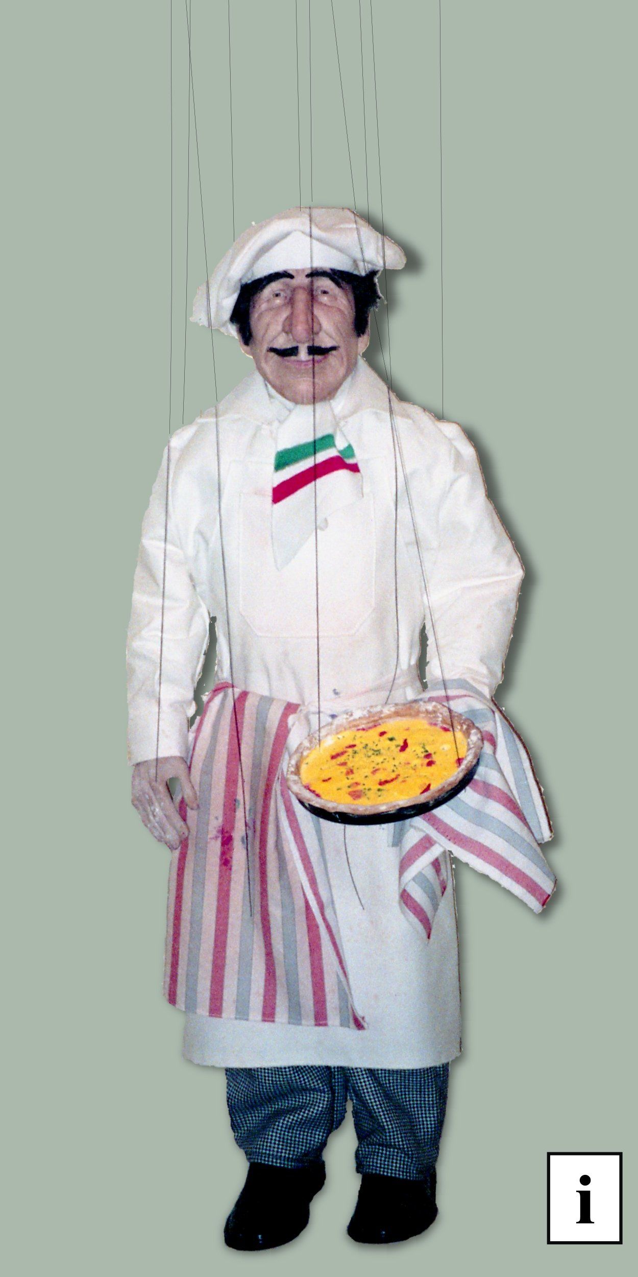 Marionette Pizzabäcker Pizza
Handgefertigte Marionette ca 75cm gross (ohne Kreuz und Fäden) und 2,2kg leicht