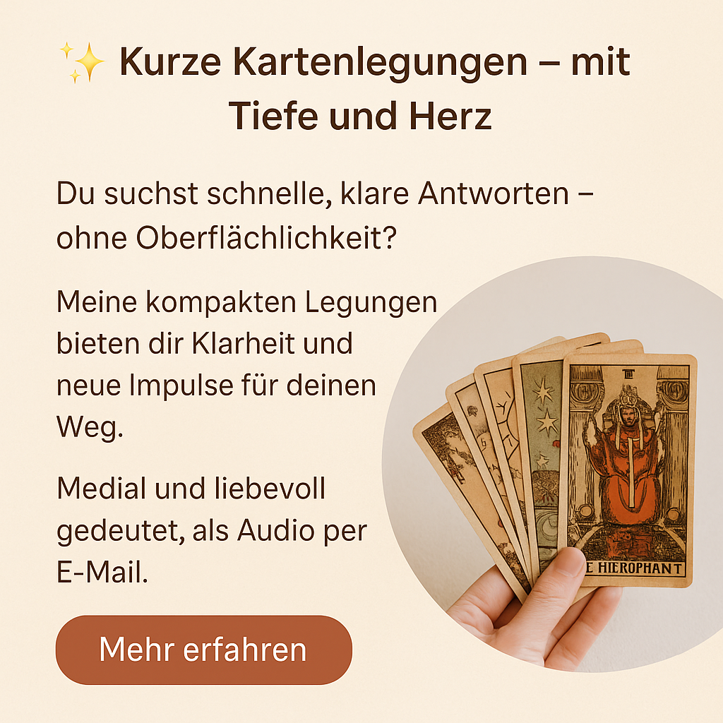 Tarotkarten in der Hand einer Kartenlegerin