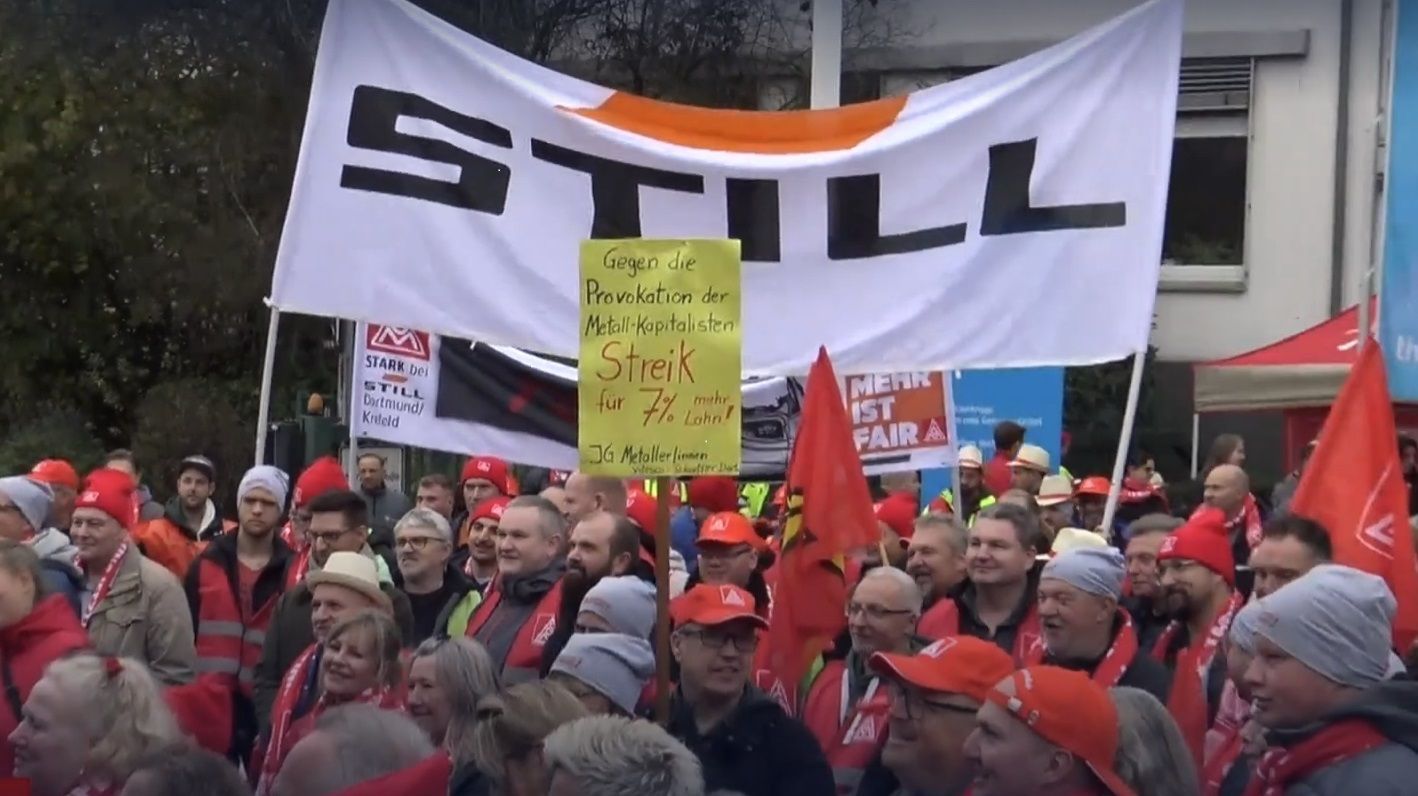 Bild vom Warnstreik und Kundgebung der IG Metall am 31.10.2024 in Dortmund unter anderem von Kolleginnen und Kollegen von Schaeffler (vorher Vitesco) in Dortmund. Sie kamen mit einem Schild: