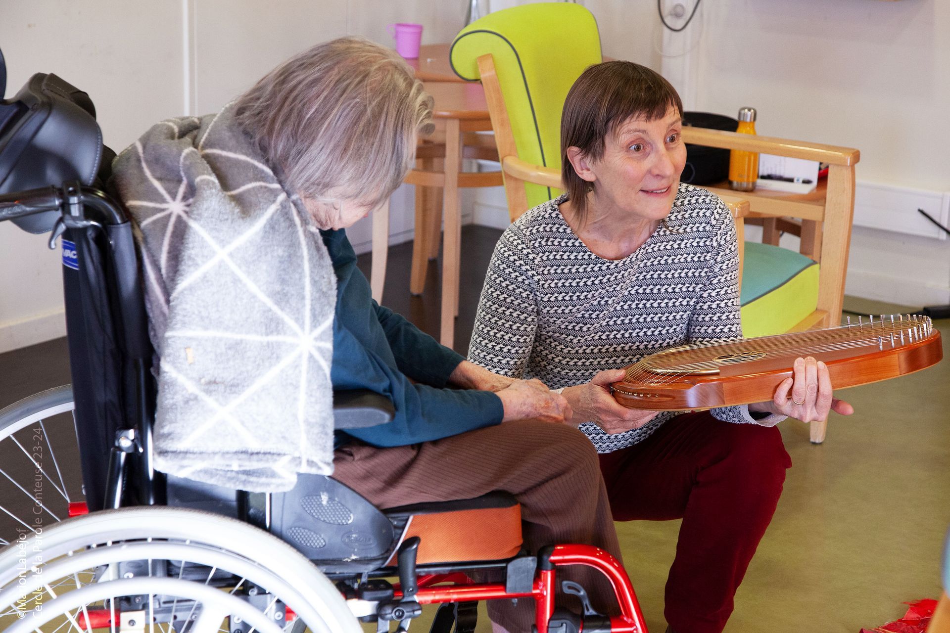 Cercle de la parole conteuse-Compagnie Conte- Projet financé avec le concours de l'Union Européenne avec le Fond Européen Agricole pour le Développement Rural et la Région PACA