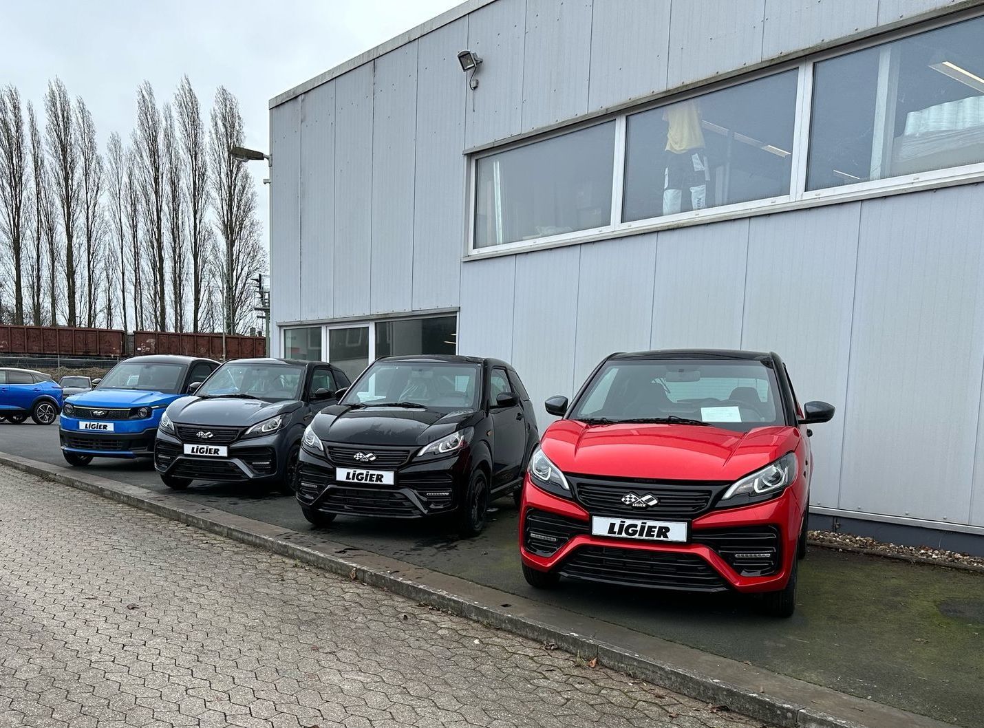 Der neue Ligier JS50
Sie sind gerne sportlich unterwegs? Dann wird das neue Ligier Sport-Auto JS50 Ihnen sicherlich gefallen.
Schnell, wendig und bequem sind nur einige Attribute, die den Ligier JS50 beschreiben. Ob auf dem Weg zur Schule, Arbeit oder zu Freunden – der JS50 ist der perfekte Begleiter im Alltag. Das Beste: 45-km/h-Autos wie der Ligier JS50 können mit einem AM-Führerschein bereits ab 15 Jahren gefahren werden.