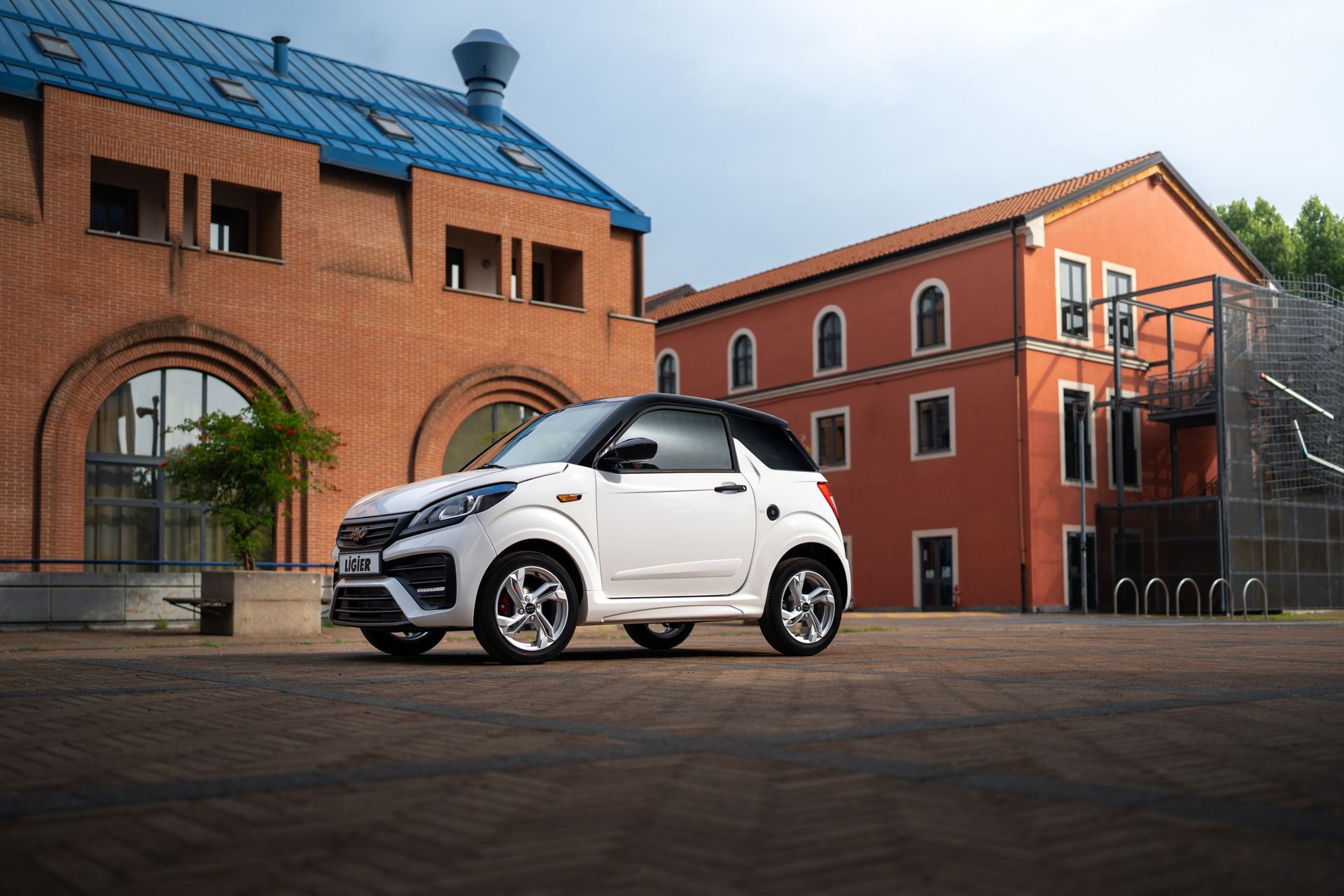 Entdecken Sie unsere Marken LIGIER und MICROCAR. Entdecken Sie unsere schicken und sportlichen Vierräder sowie unsere agilen und flexiblen Profifahrzeuge.