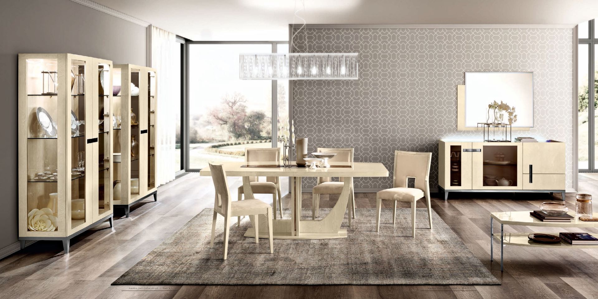 Wohnzimmer und Esszimmer Ambra Camel Beige: Vitrine 2-türig / Esstisch und Stühle Ambra / Anrichte 3-türig / Spiegel / Couchtisch
