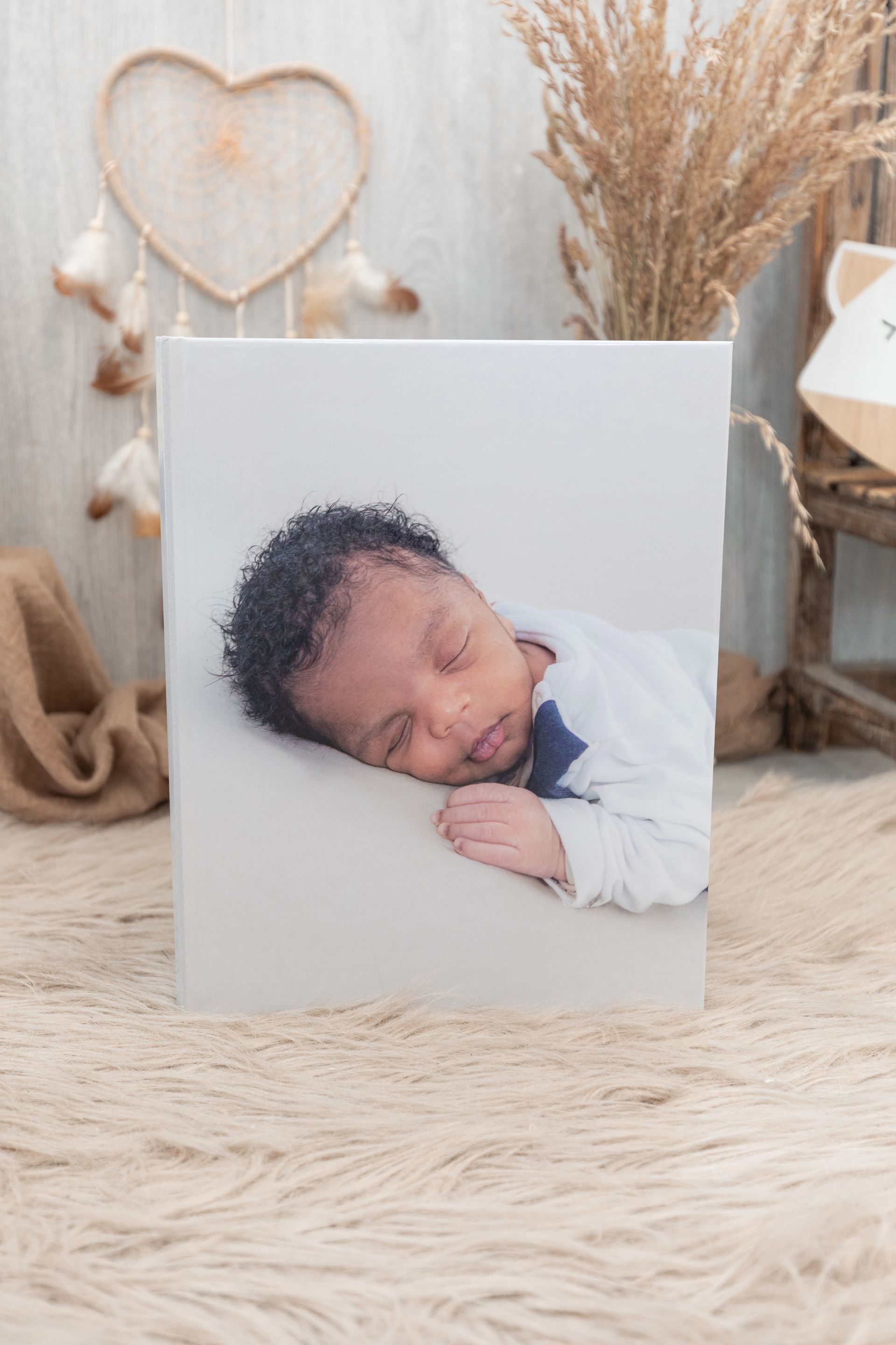 Livre photo pour séance naissance à Lyon shooting photo avec livre lyon