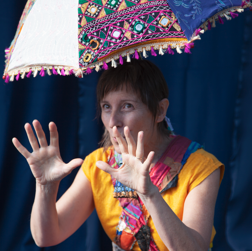 Le spectacle Sous l'Ombrelle des contes Apéro conte, improvsation, spectacle Anne Lopez