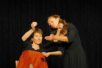 Pas si poupée que ça spectacle langue des signes bilingue Anne Lopez Sophie Mazin