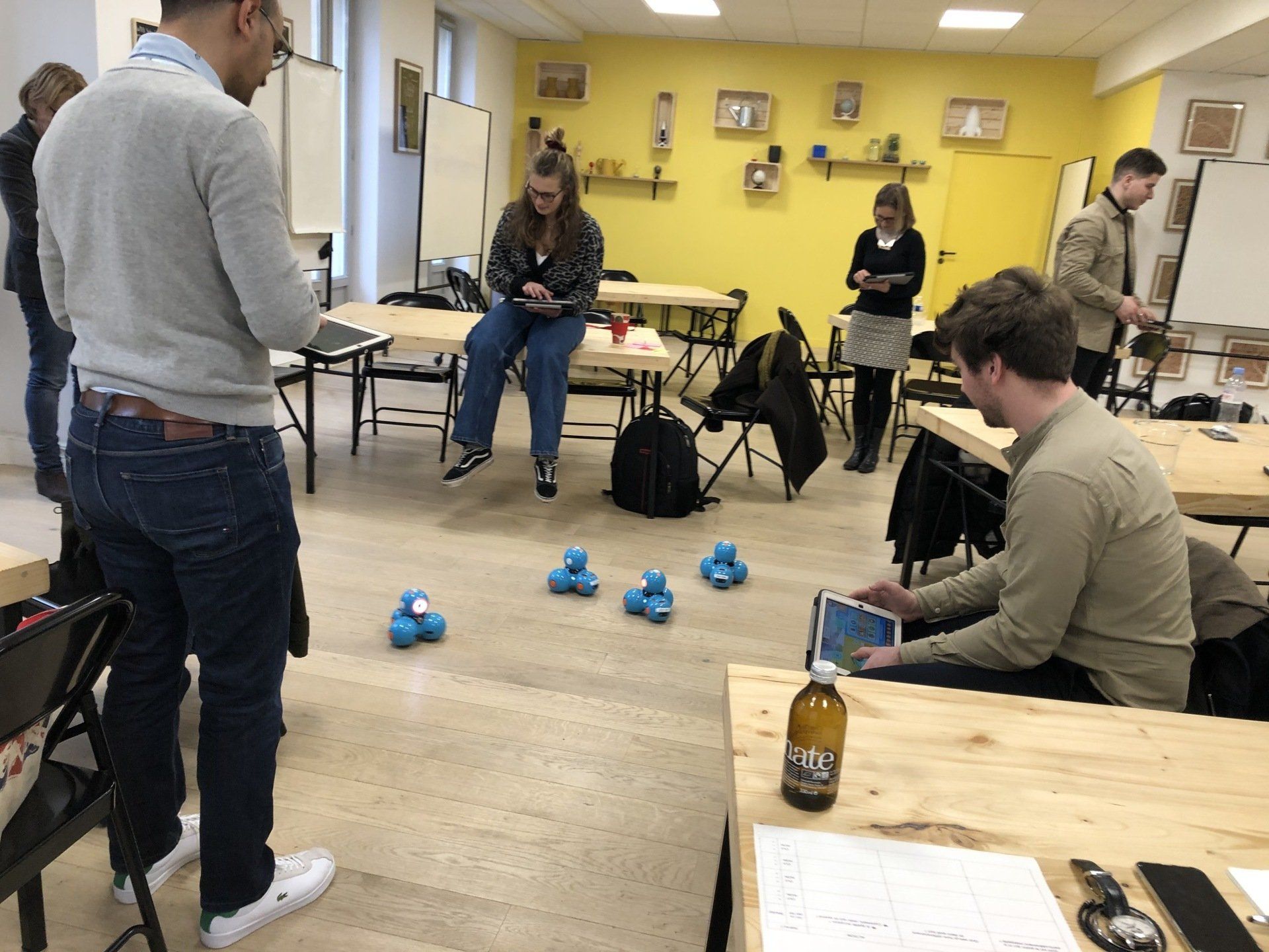 robots-bleus-et-employes