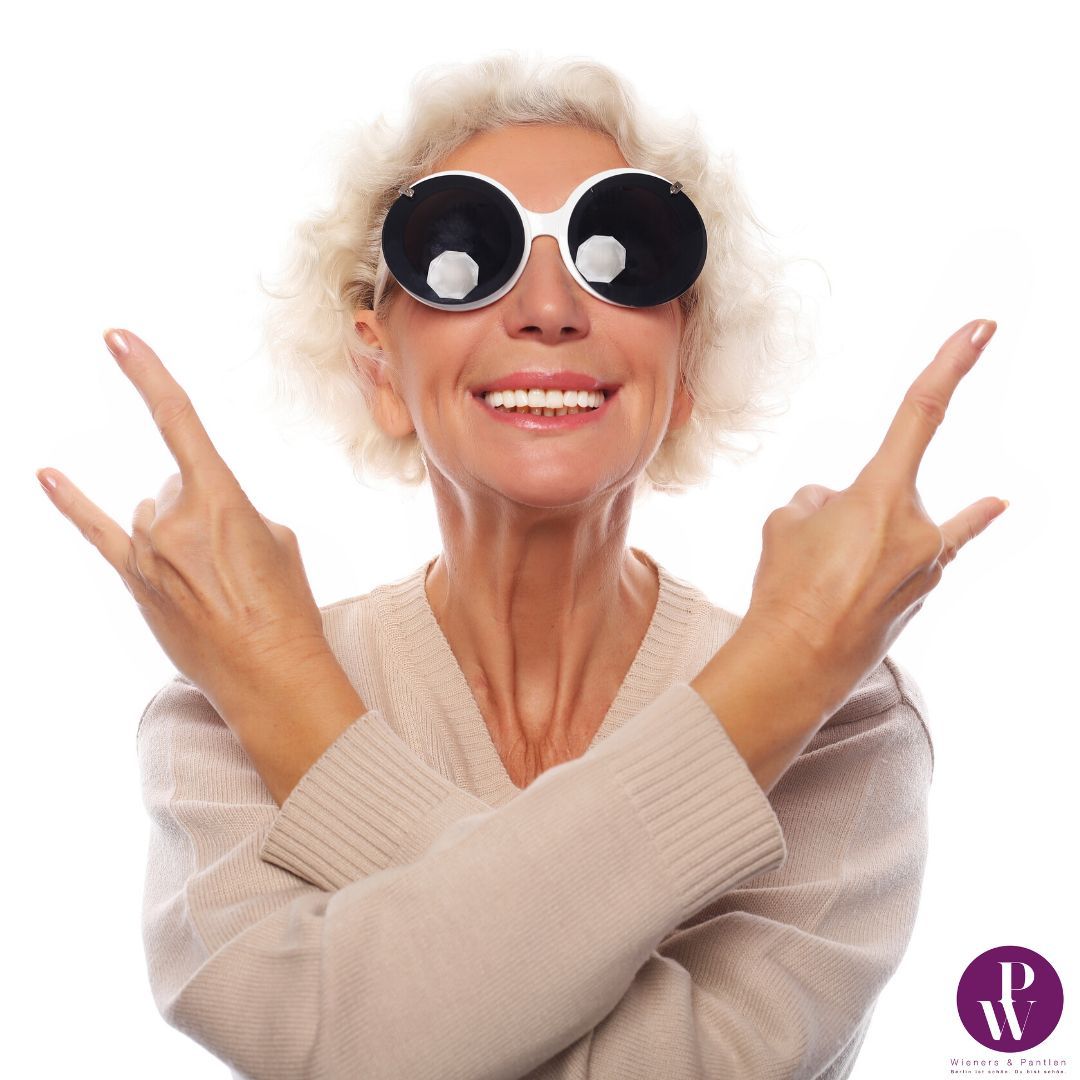 Funky Pose einer älteren Frau mit übergrosser Sonnenbrille zum Thema Handverjüngung