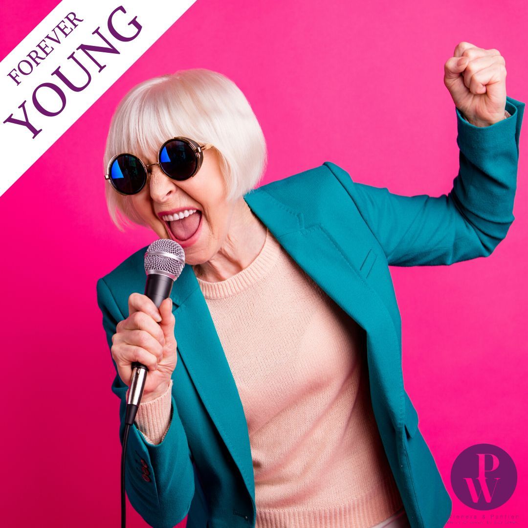 Ältere Frau mit Sonnenbrille und grauem Haar singt ins Mikrofon und posiert dazu - Facelift Berlin