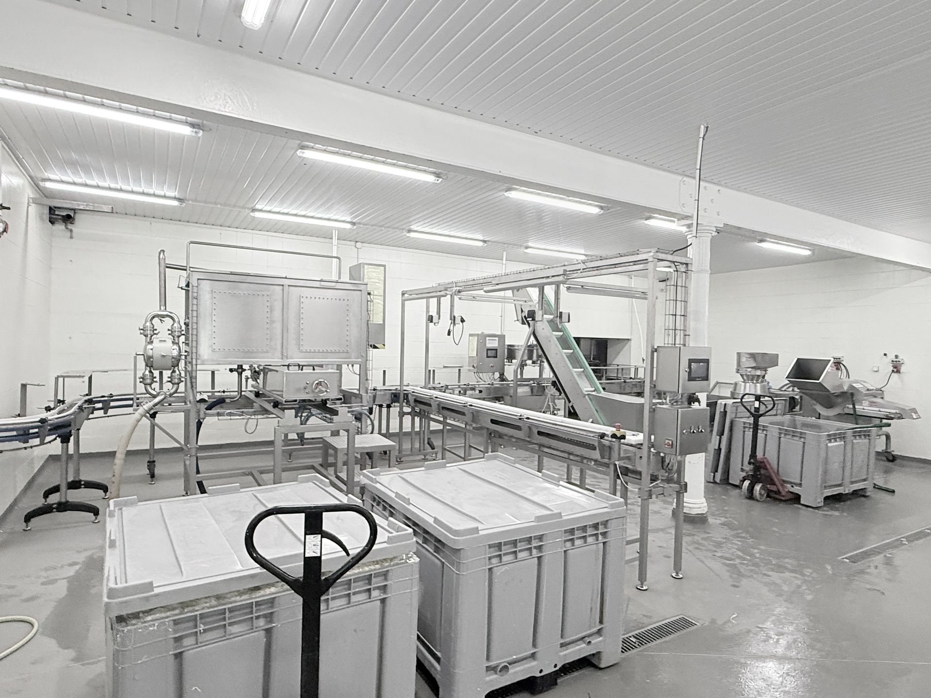 Komplette Abfülllinie für Suppen und Feinkostprodukte in Gläsern.
