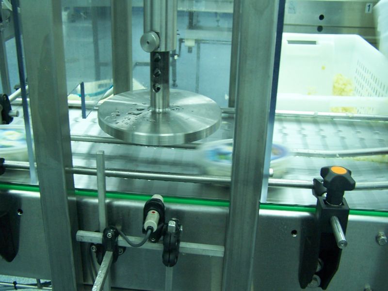 Maschine für Eindrücken von Deckel - konische Eimer Maschine für Eindrücken von Deckel - konische Eimer