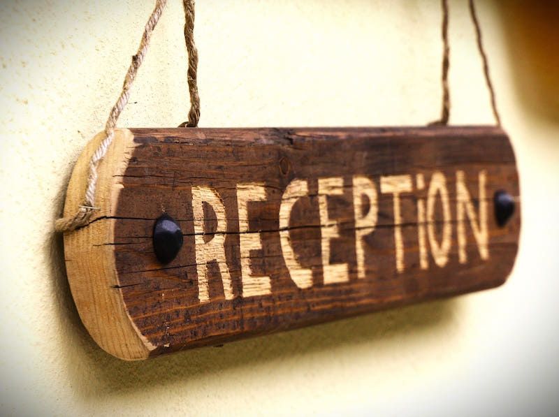 La base, indicazioni per la reception.