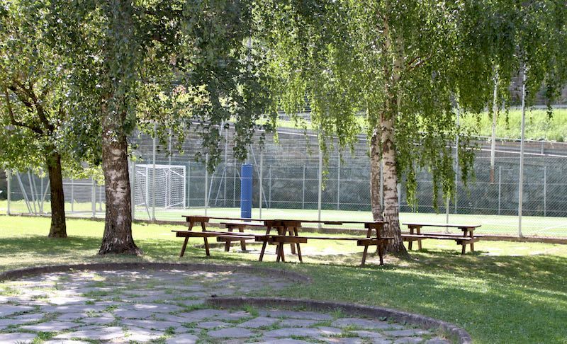 Area verde di Runaz, la vista sul campo da calcetto.