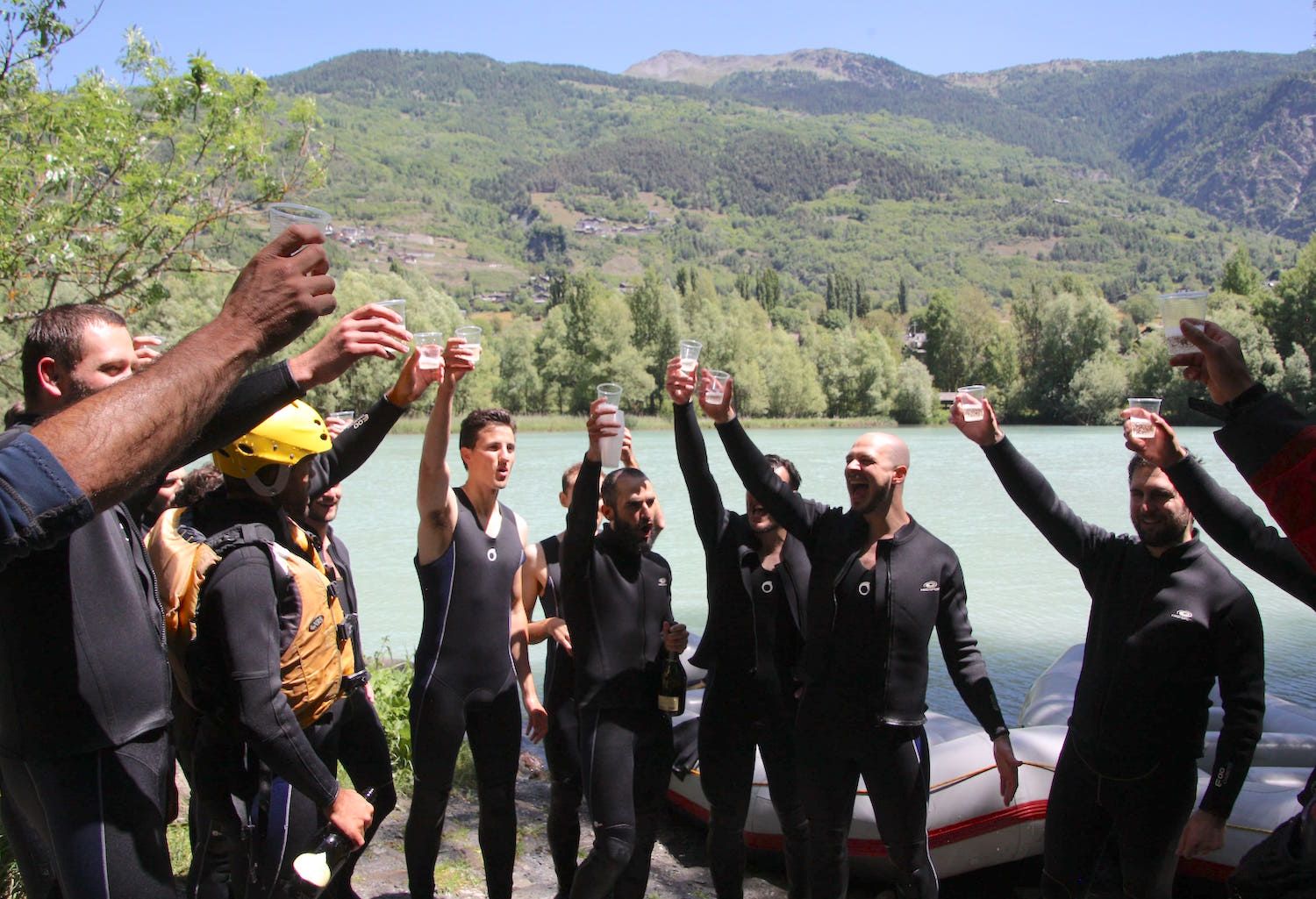 Brindisi per l'addio al celibato di un amico dopo una discesa rafting.