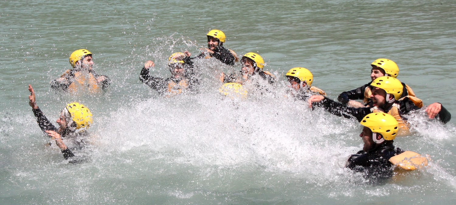 Rafting e festa al futuro sposo.