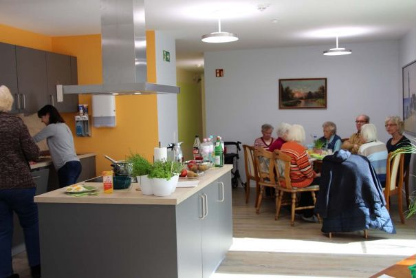 Altenpflege, Pflegeeinrichtung, Küche, Gemeinsam