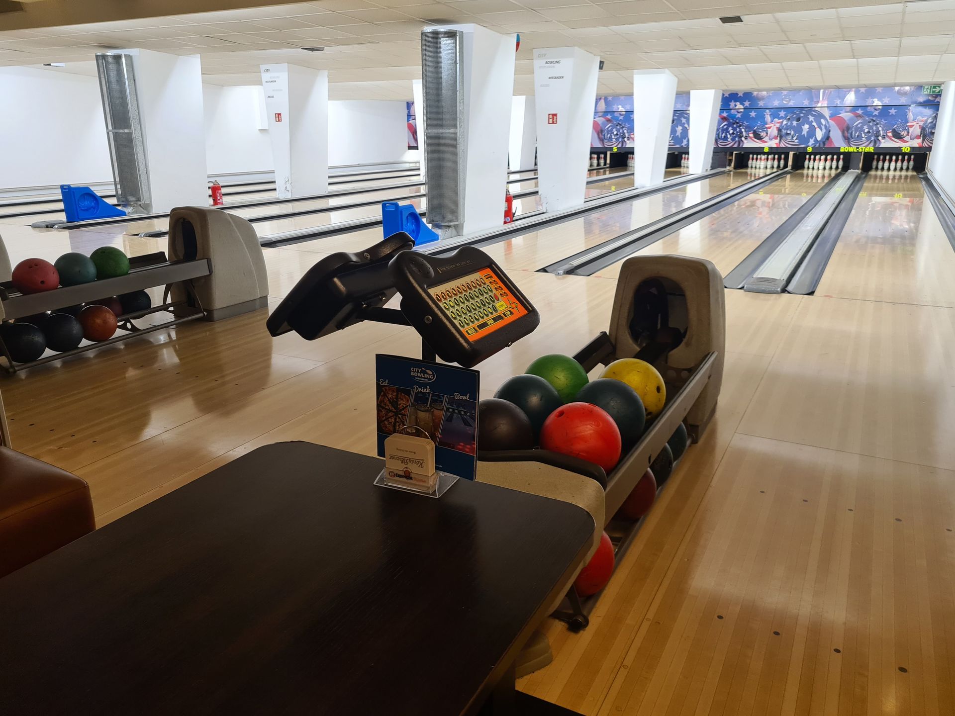 Bild Bahnen mit Bowlingbällen und Tisch